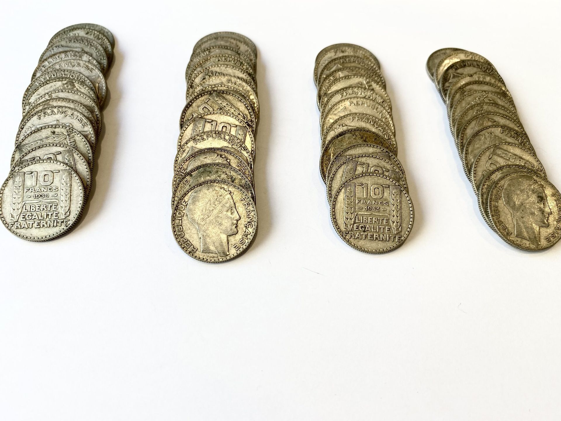 Lot de 50 pièces de 10 Francs turin : 1929 (6), 1930 (7), 1931 (9), 1932 (9), 1933 (10), 1934 (8), 1938 (1).



Frais acheteur pièces et lots en or : 9,6% TTC -  8% HT 



Frais acheteur lots d'argenterie : 20% TTC - 16,67% HT