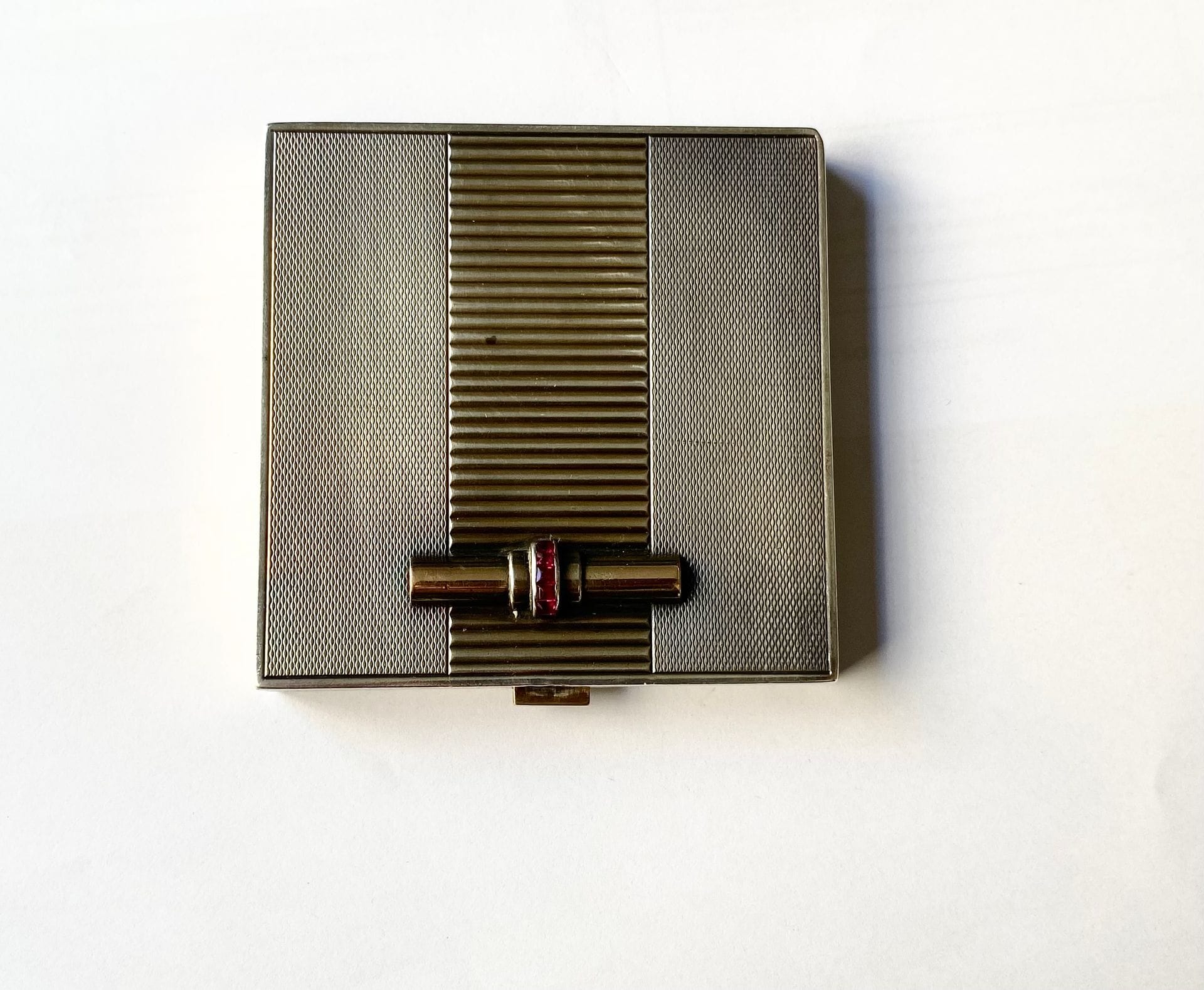 Poudrier en argent 925/°°° et vermeil et ligne de pierres rouges

Poids brut : 96.6 g



Frais acheteur pièces et lots en or : 9,6% TTC -  8% HT 



Frais acheteur lots d'argenterie : 20% TTC - 16,67% HT