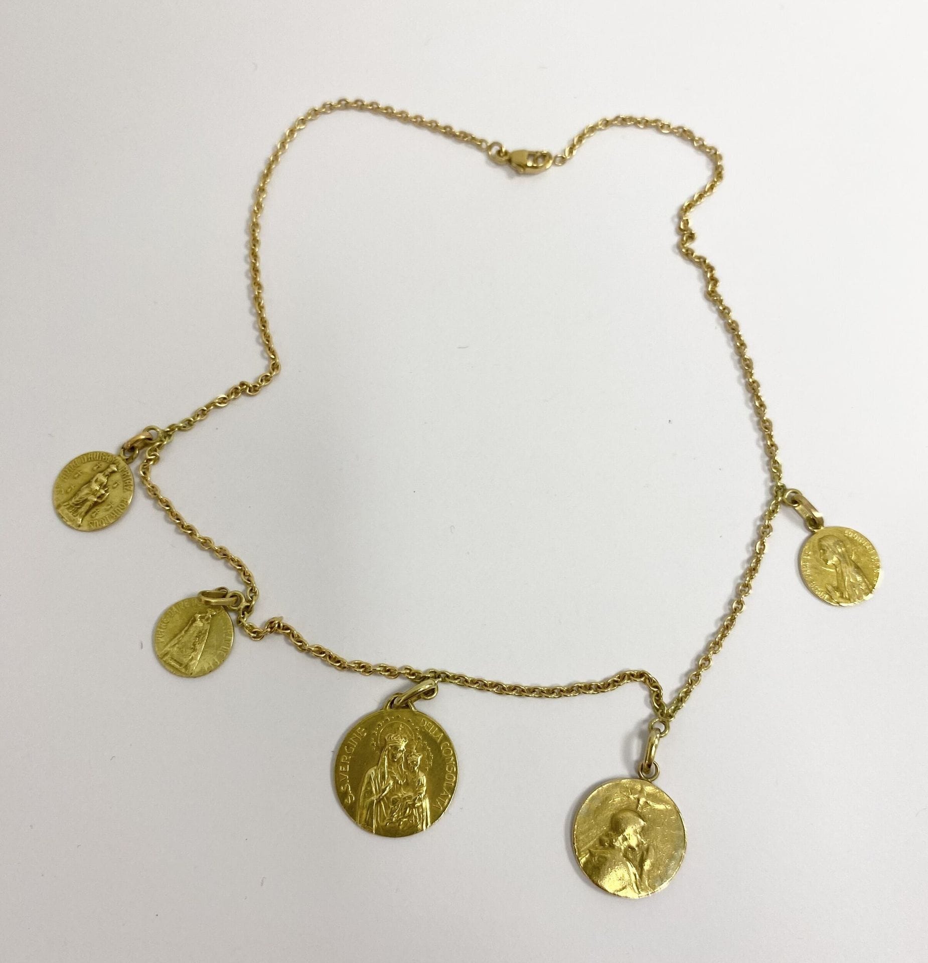 Chaine et 5 médailles religieuses en or 750/°°°.

Poids. : 16.31 g



Frais acheteur pièces et lots en or : 9,6% TTC -  8% HT 



Frais acheteur lots d'argenterie : 20% TTC - 16,67% HT