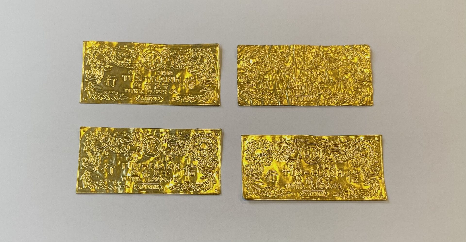 Indochine Française.

4 feuilles d'or jaune 999/°°° gravées.

Tin-Hanh.

Saigon.

poids : 18,8 g



Frais acheteur pièces et lots en or : 9,6% TTC -  8% HT 



Frais acheteur lots d'argenterie : 20% TTC - 16,67% HT