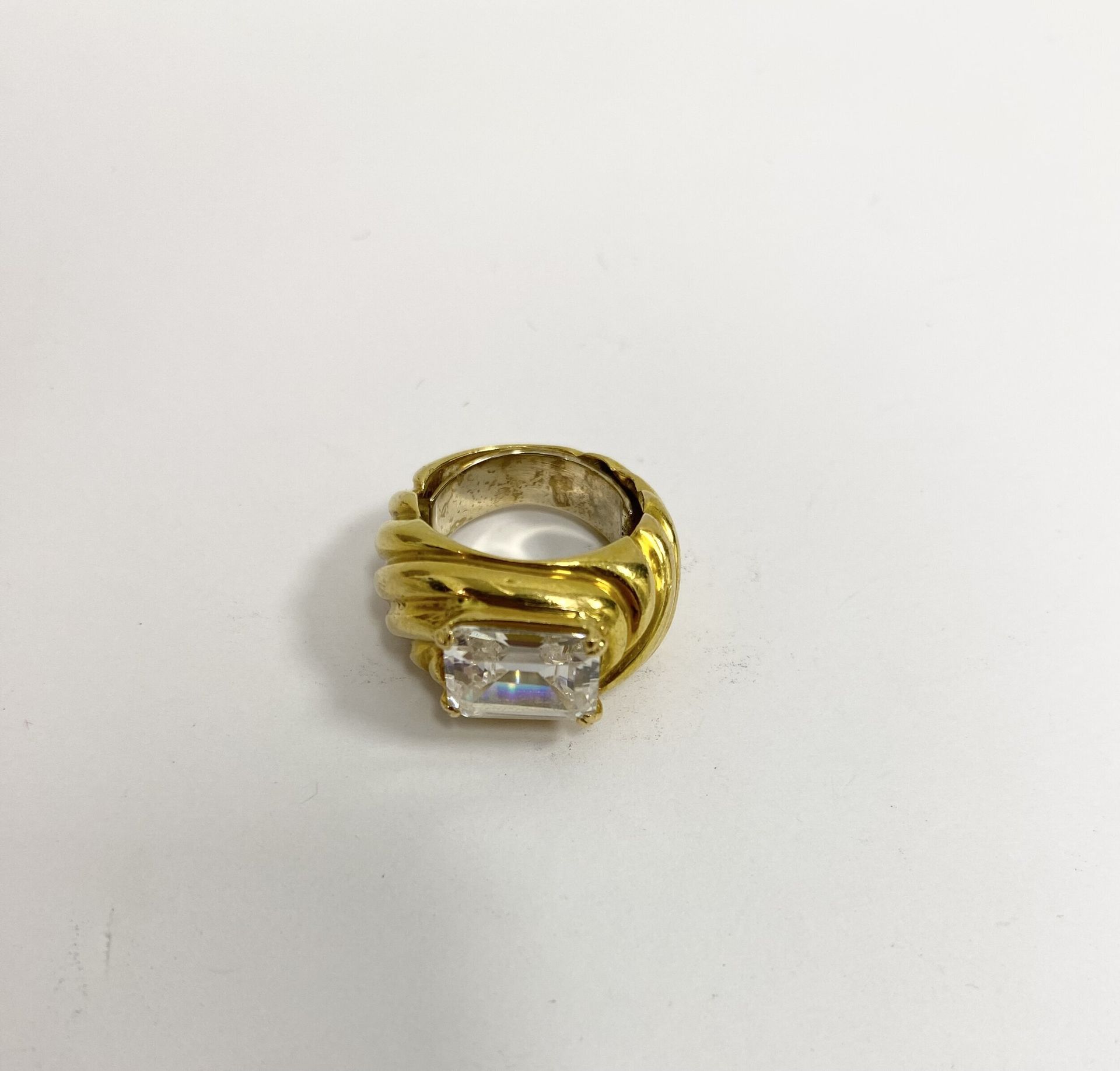 Ring in yellow gold 750/°°° set with a zirconium.

Gross weight : 11.7 g



Cost of gold coins and lots: 9.6% incl. VAT - 8% excl. 



Buyer's costs for silver lots: 20% incl. VAT - 16.67% excl.