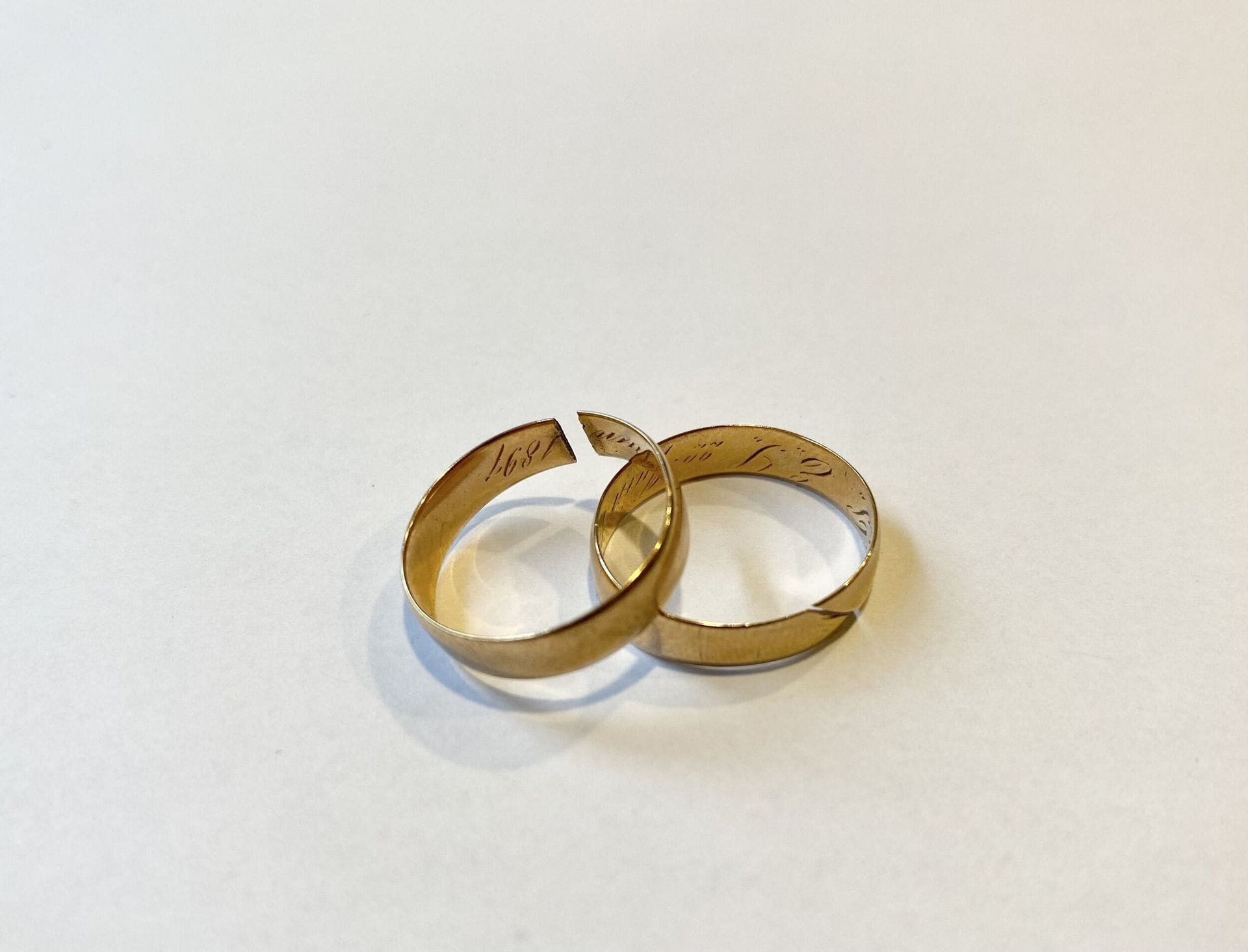Two wedding rings in 750/°°° gold.

Net weight: 4.1 g



Cost of gold coins and lots: 9.6% incl. VAT - 8% excl. 



Buyer's costs for silver lots: 20% incl. VAT - 16.67% excl.