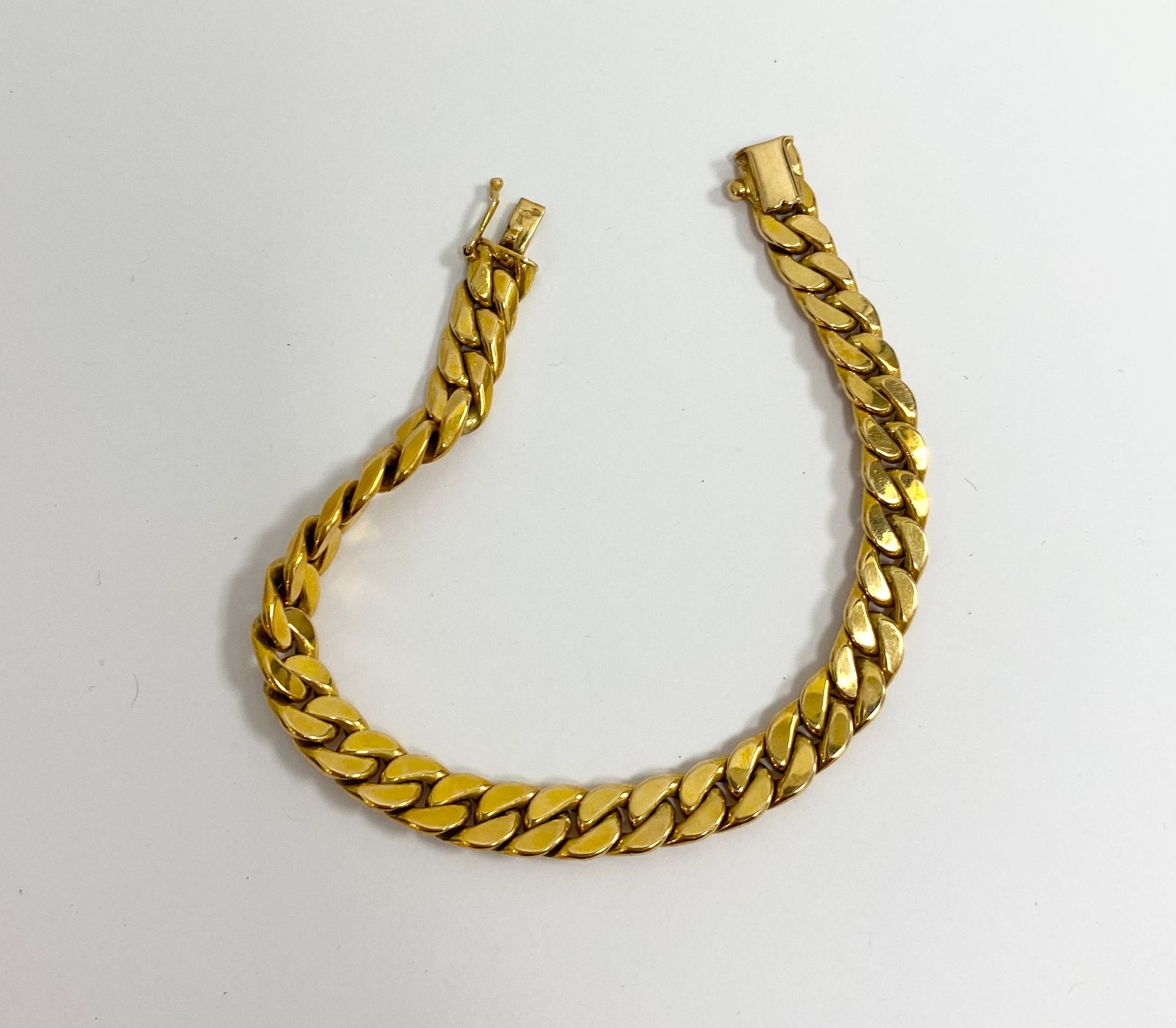 Bracelet en or jaune 750/°°° en mailles américaines.

Poids. : 14 g



Frais acheteur pièces et lots en or : 9,6% TTC -  8% HT 



Frais acheteur lots d'argenterie : 20% TTC - 16,67% HT