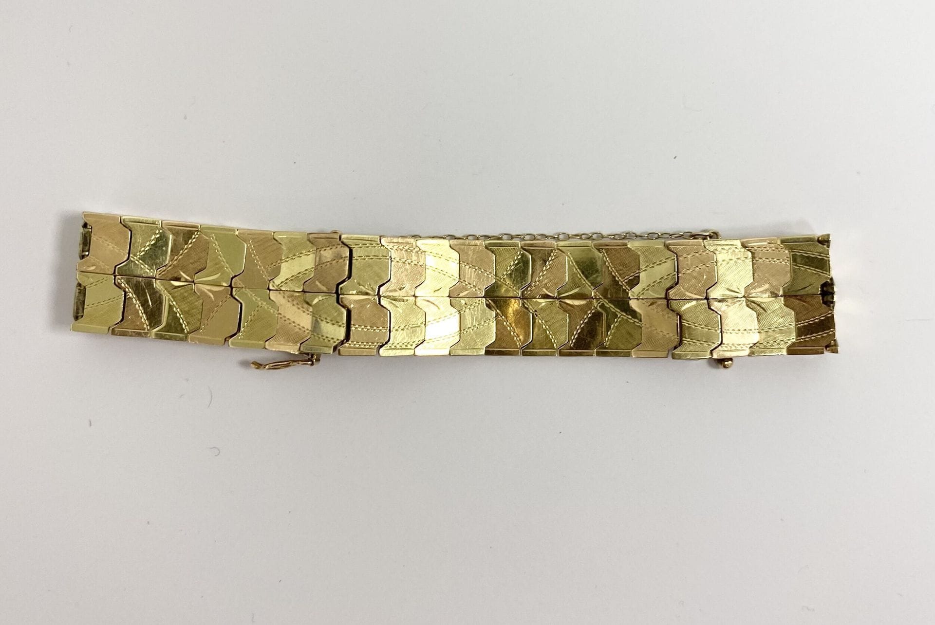 Bracelet manchette souple en or rose et jaune 585/°°° à décor géométrique ciselé. 

Poids : 29.84 g



Frais acheteur pièces et lots en or : 9,6% TTC -  8% HT 



Frais acheteur lots d'argenterie : 20% TTC - 16,67% HT