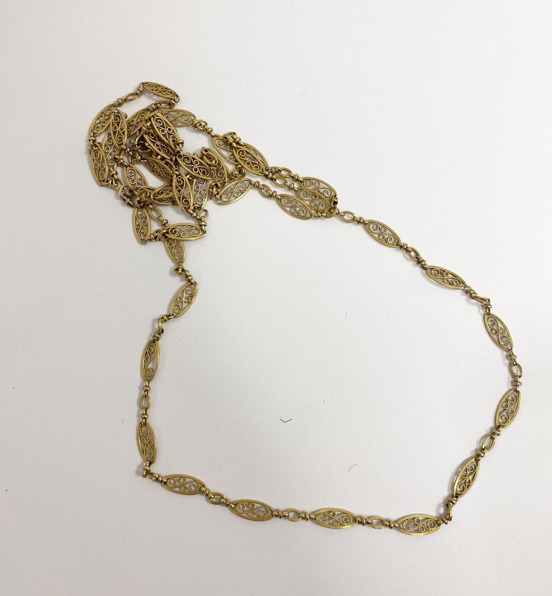 Sautoir en mailles filigranées en or 750/°°°.

Poids net. : 29 g

(Accidents)



Frais acheteur pièces et lots en or : 9,6% TTC -  8% HT 



Frais acheteur lots d'argenterie : 20% TTC - 16,67% HT