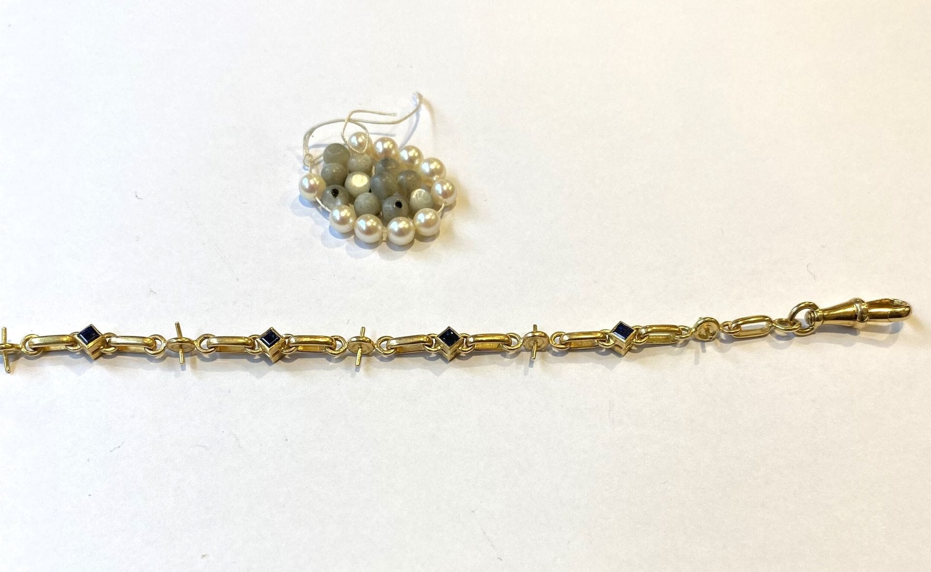 Partie de chaîne giletière en or jaune 750/°°° et saphirs de forme carrée.

Poids brut : 10,5 g

On joint un lot de perles.



Frais acheteur pièces et lots en or : 9,6% TTC -  8% HT 



Frais acheteur lots d'argenterie : 20% TTC - 16,67% HT