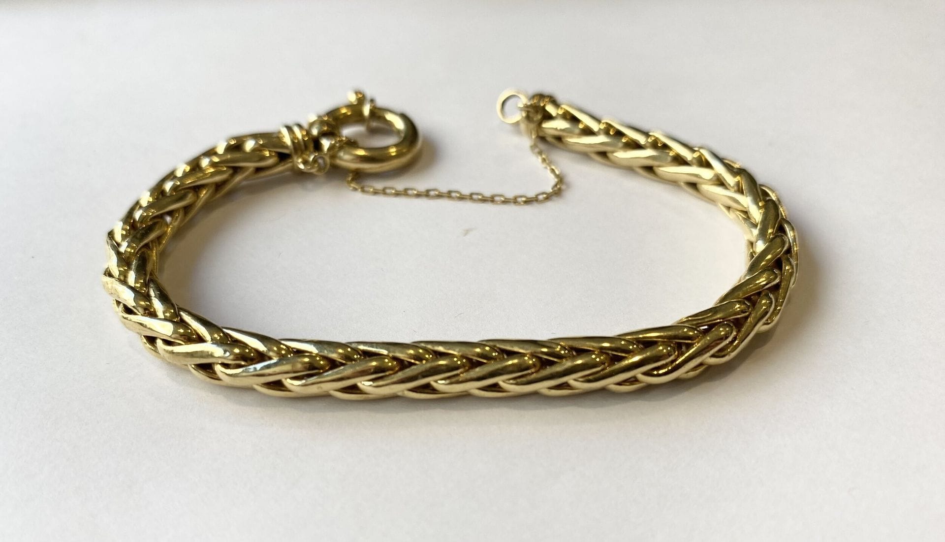 Bracelet in yellow gold 750/°°° with herringbone links. 

Weight : 17,3 g



Cost of gold coins and lots: 9.6% incl. VAT - 8% excl. 



Buyer's costs for silver lots: 20% incl. VAT - 16.67% excl.