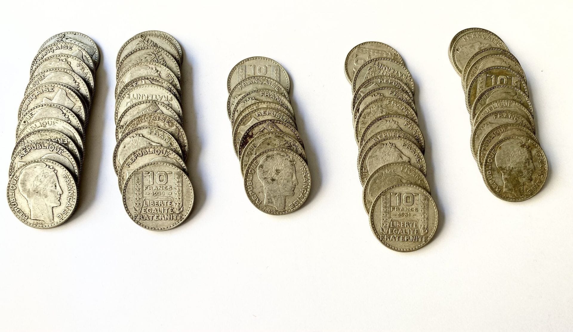 Lot de 50 pièces de 10 Francs Turin 1929 (4), 1930 (7), 1931 (5), 1932 (13), 1933 (6), 1934 (13), 1938 (1), 1939 (1).



Frais acheteur pièces et lots en or : 9,6% TTC -  8% HT 



Frais acheteur lots d'argenterie : 20% TTC - 16,67% HT