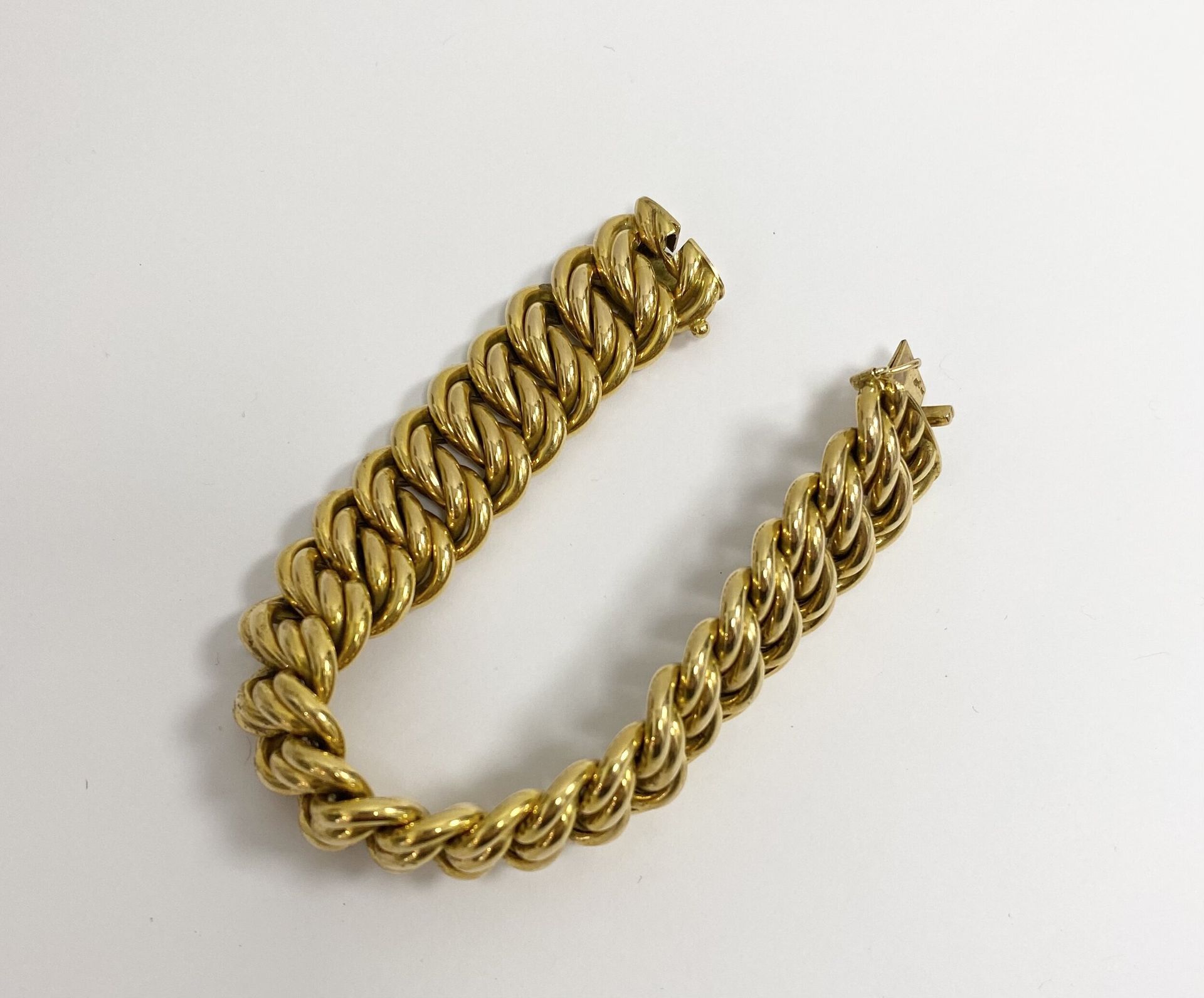 Bracelet in yellow gold 750/°°° with American links.

Weight : 44.8 g



Cost of gold coins and lots: 9.6% incl. VAT - 8% excl. 



Buyer's costs for silver lots: 20% incl. VAT - 16.67% excl.