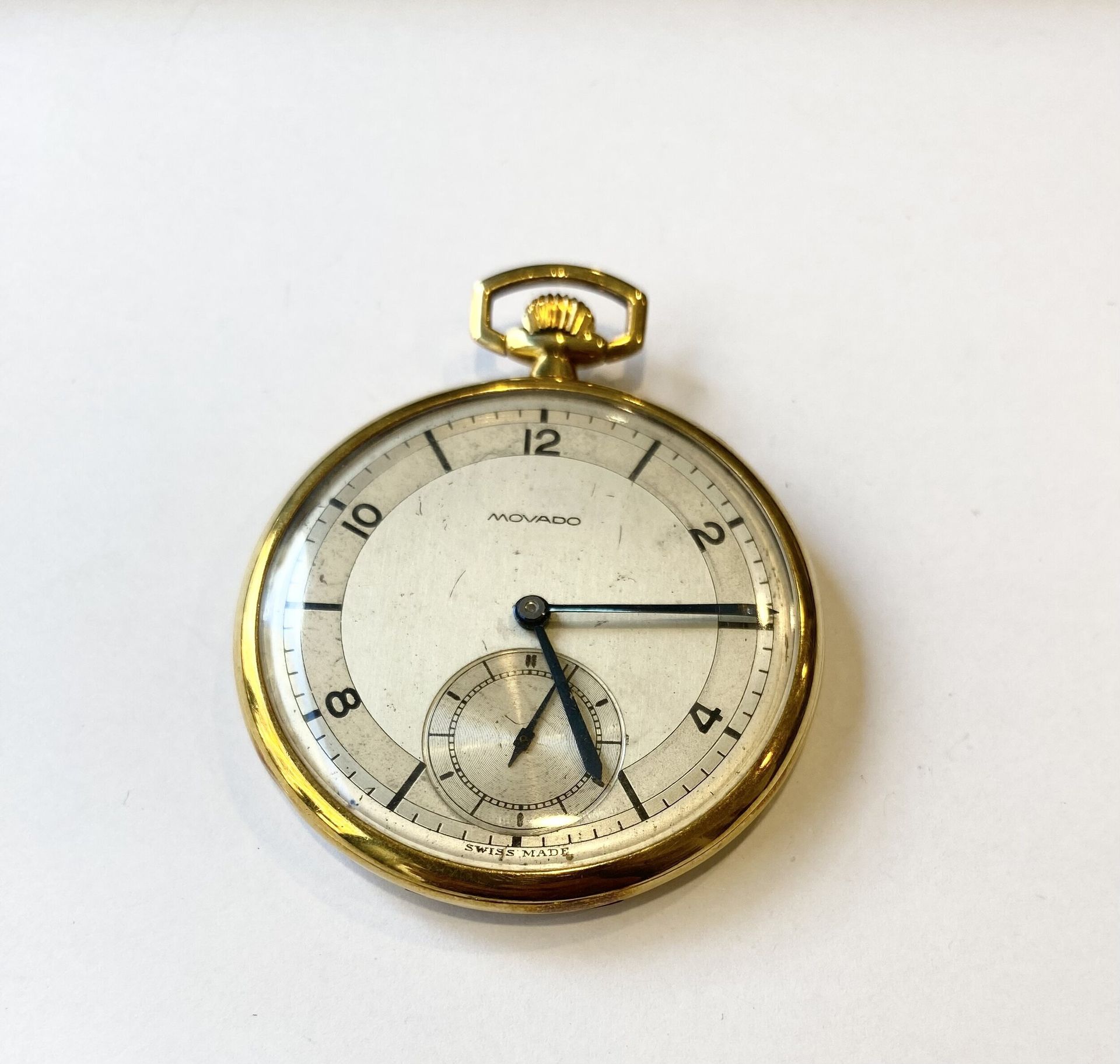Montre de poche MOVADO en or jaune 750/°°°. 

Expositions universelles, Bruxelles 1910, Grand prix avec félicitations du jury MOVADO. 

Avec coffret. 

Poids brut : 49.9 g





Frais acheteur pièces et lots en or : 9,6% TTC -  8% HT 



Frais acheteur lots d'argenterie : 20% TTC - 16,67% HT