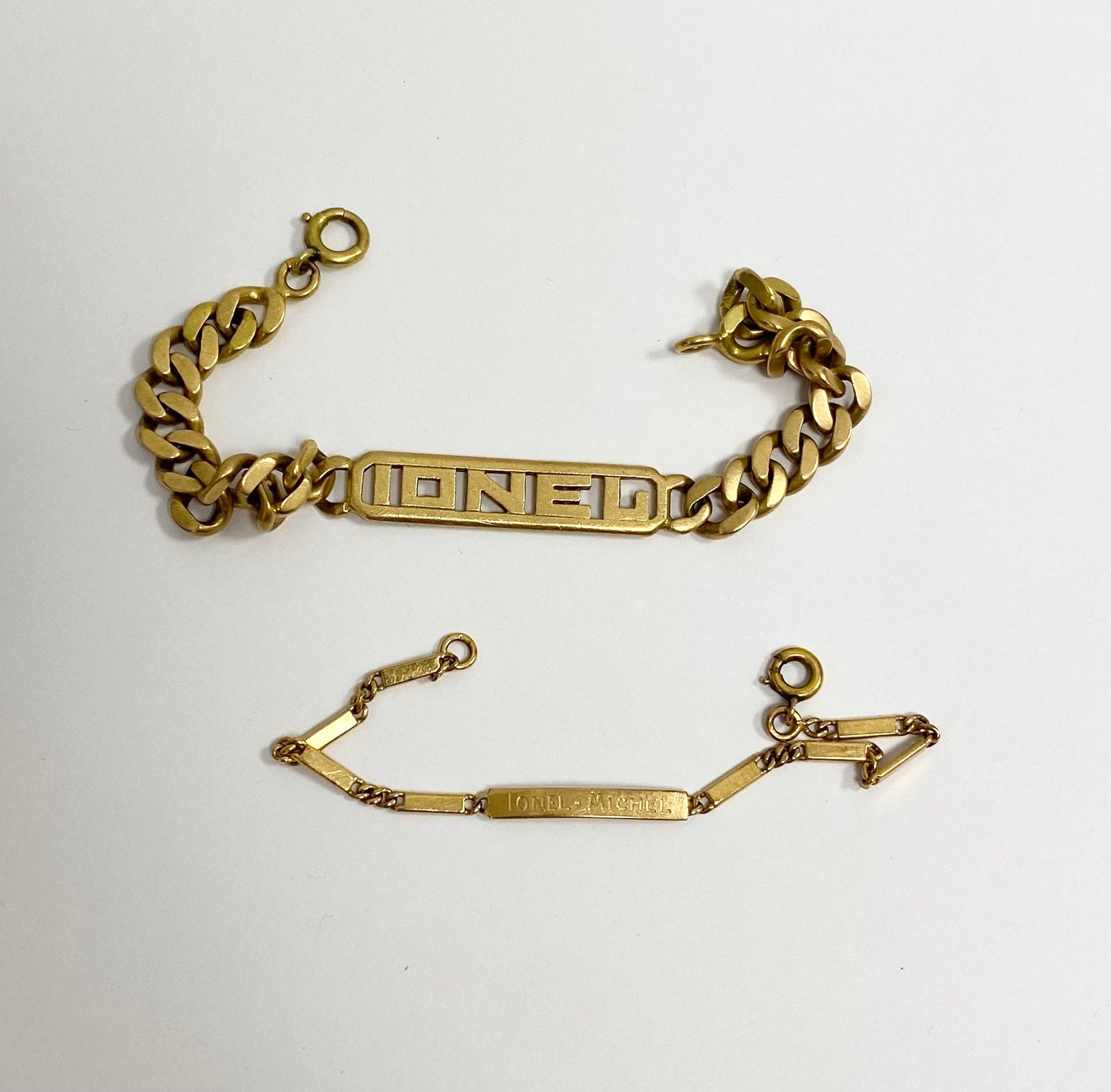 Deux bracelets gourmettes en or jaune 750/°°°.

Poids : 20.2 g



Frais acheteur pièces et lots en or : 9,6% TTC -  8% HT 



Frais acheteur lots d'argenterie : 20% TTC - 16,67% HT