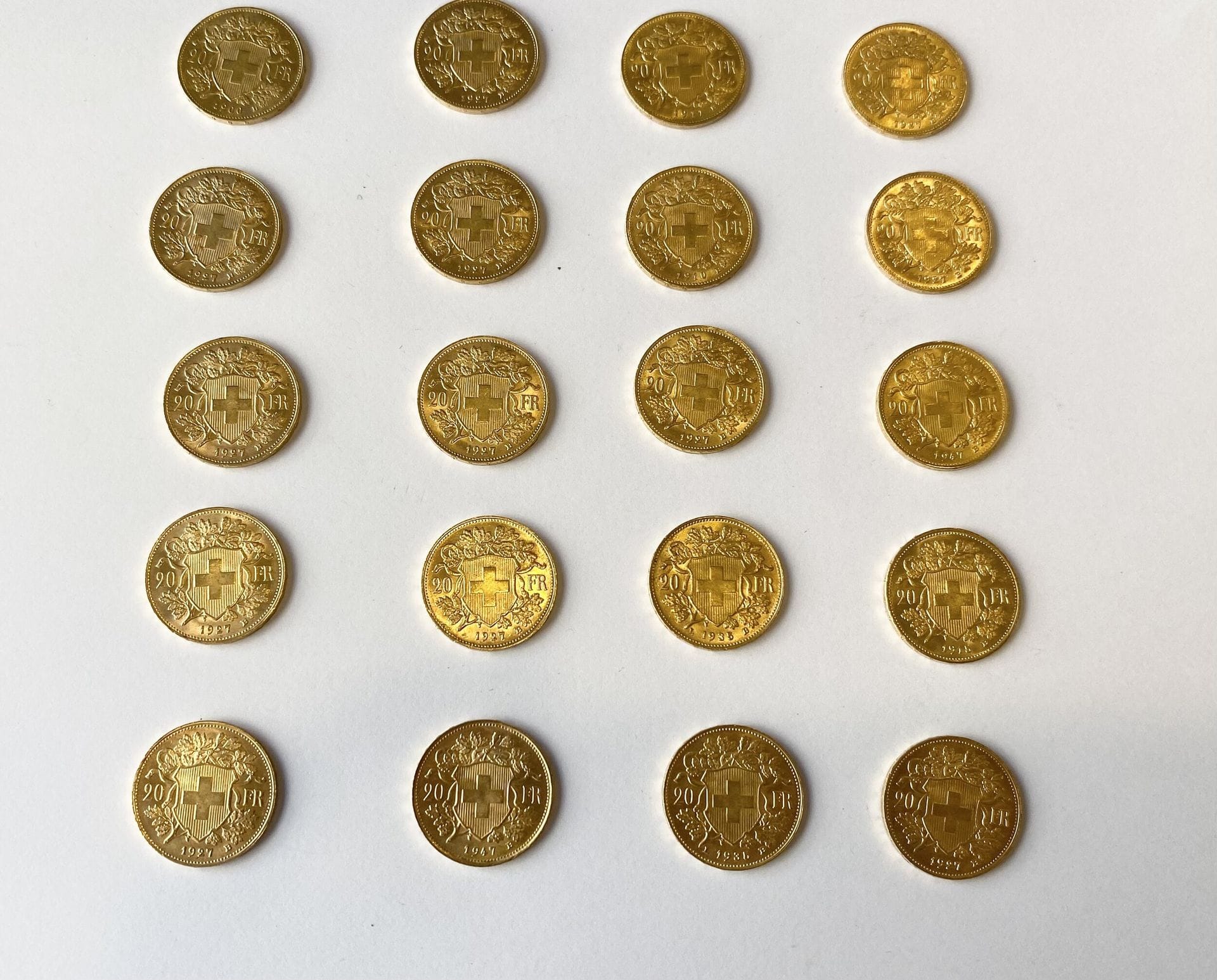 Lot de 20 Francs Suisse en or, modèle Helvetia :

- 1927 (12).

- 1947 (2).

- 1935 (2). 

- 1910.

- 1911.

- 1900.

- 1915.



 



Joint un lot de billets ancien: 

Espagne, Canada, Allemagne, Portugal, Pays-bas, France, Corée.



Frais acheteur pièces et lots en or : 9,6% TTC -  8% HT 



Frais acheteur lots d'argenterie : 20% TTC - 16,67% HT