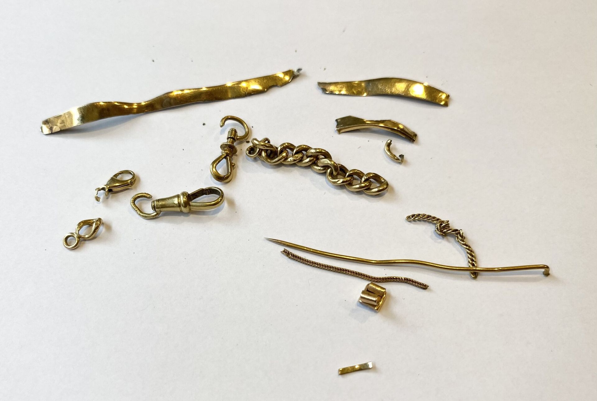 Lot de débris d'or 750/°°°

Poids : 8,9 g



Frais acheteur pièces et lots en or : 9,6% TTC -  8% HT 



Frais acheteur lots d'argenterie : 20% TTC - 16,67% HT