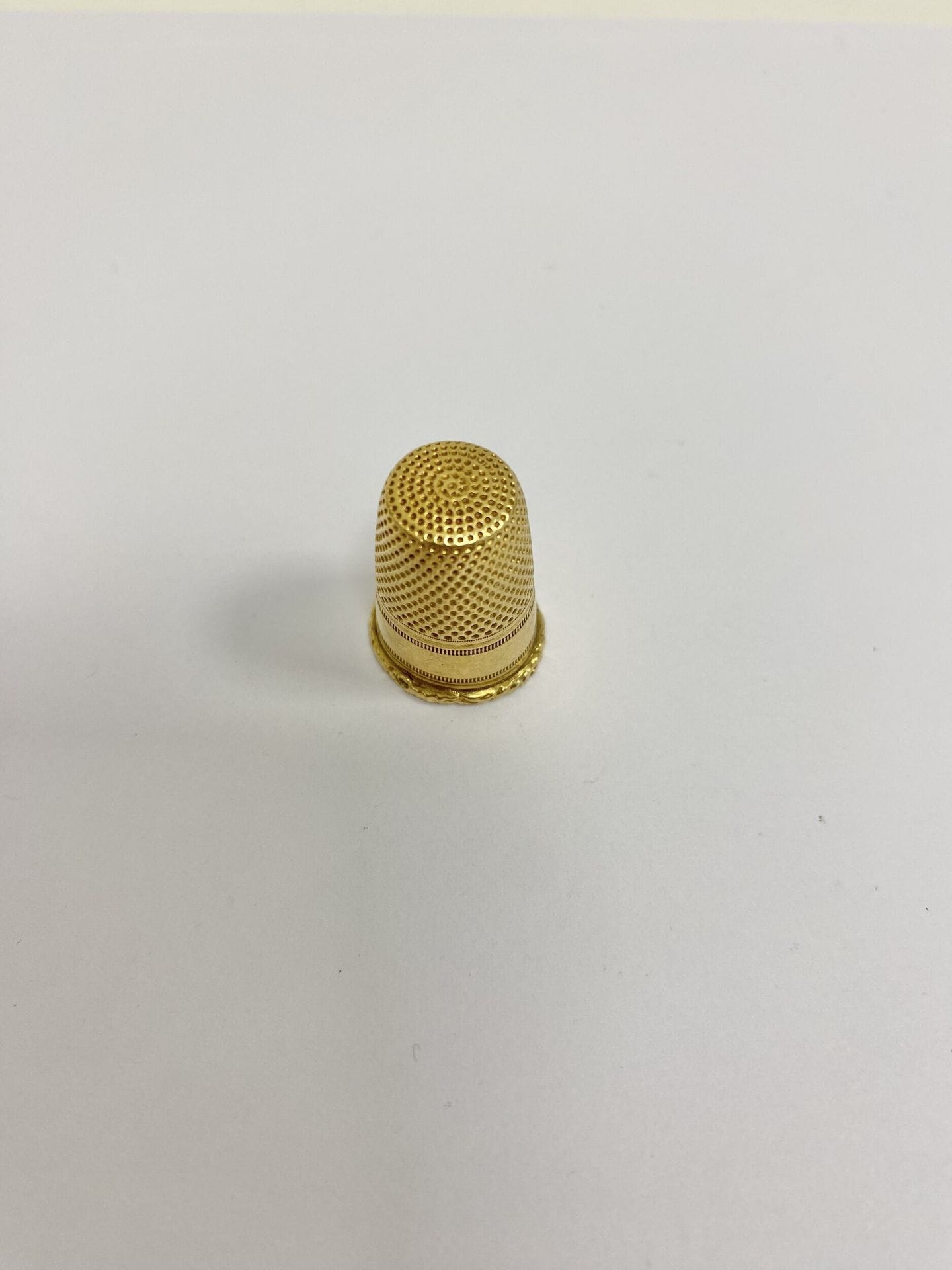 Dé à coudre en or 750/°°°.

Poids. : 4,3 g



Frais acheteur pièces et lots en or : 9,6% TTC -  8% HT 



Frais acheteur lots d'argenterie : 20% TTC - 16,67% HT