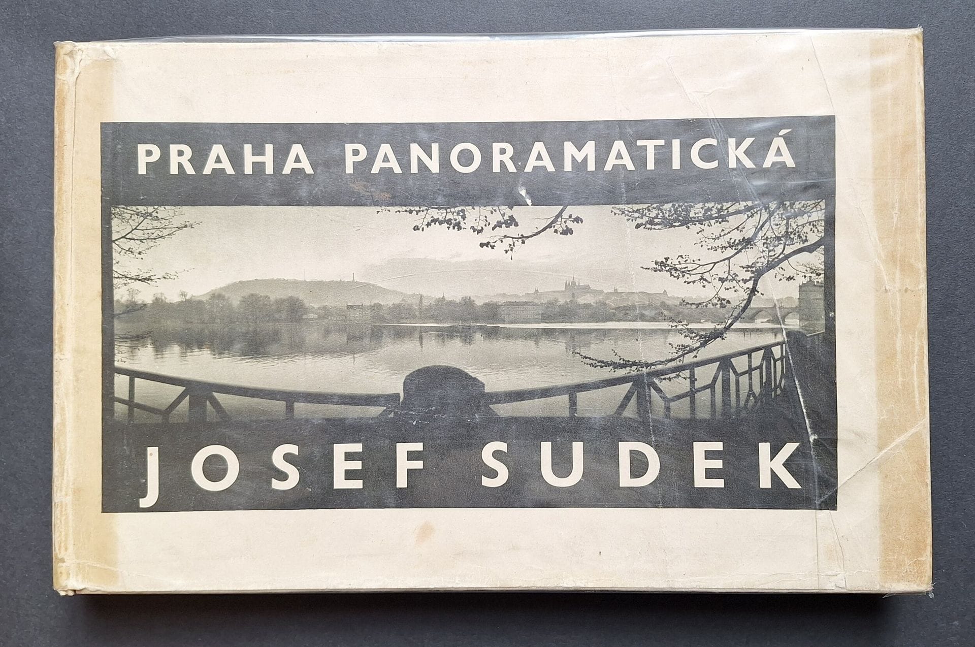SUDEK, JOSEF (1896-1976)
Praha Panoramatická. 
SNKL, Prague, 1959.
In-4 oblong (22 x 36 cm). Édition originale, avec un long ex-dono manuscrit en page de faux-titre. 284 photographies panoramiques reproduites en héliogravure. Cartonnage d'éditeur sous jaquette illustrée (usures et brunissement d'une partie de la jaquette, par ailleurs complète ; taches sur les pages de garde, intérieur de l'ouvrage très bon)
Ref. Parr & Badger, I, p. 211.