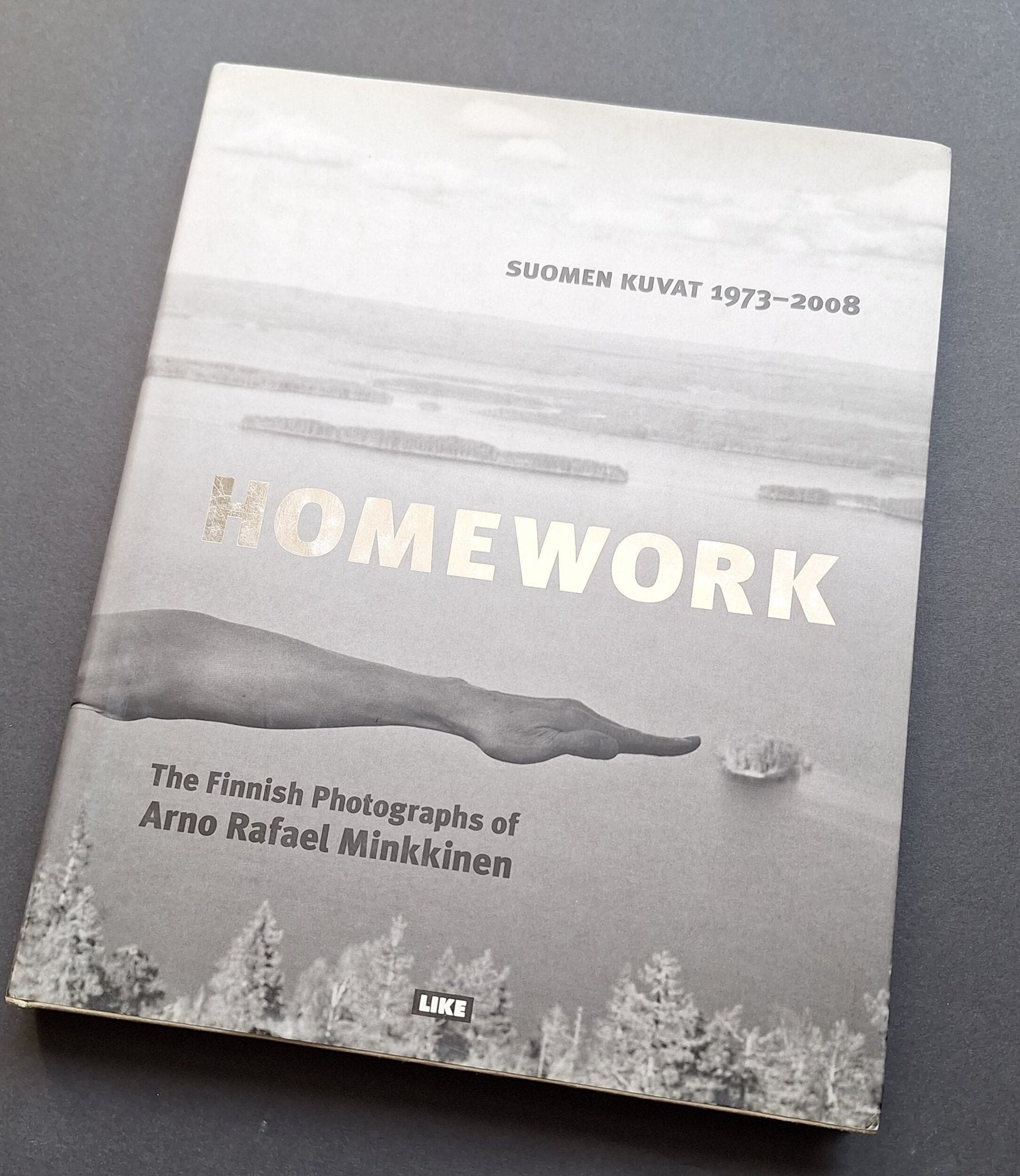 MINKKINEN, ARNO RAFAEL (1945) [Signé]
Suomen Kuvat 1973-2008
The Finnish Photographs of Arno Rafael Minkkinen.
Like, Helsinki, 2008.
In-4 (27 x 21 cm). Édition originale, signée en page de titre par le photographe. 166 pp. Texte bilingue Relié sous jaquette illustrée.