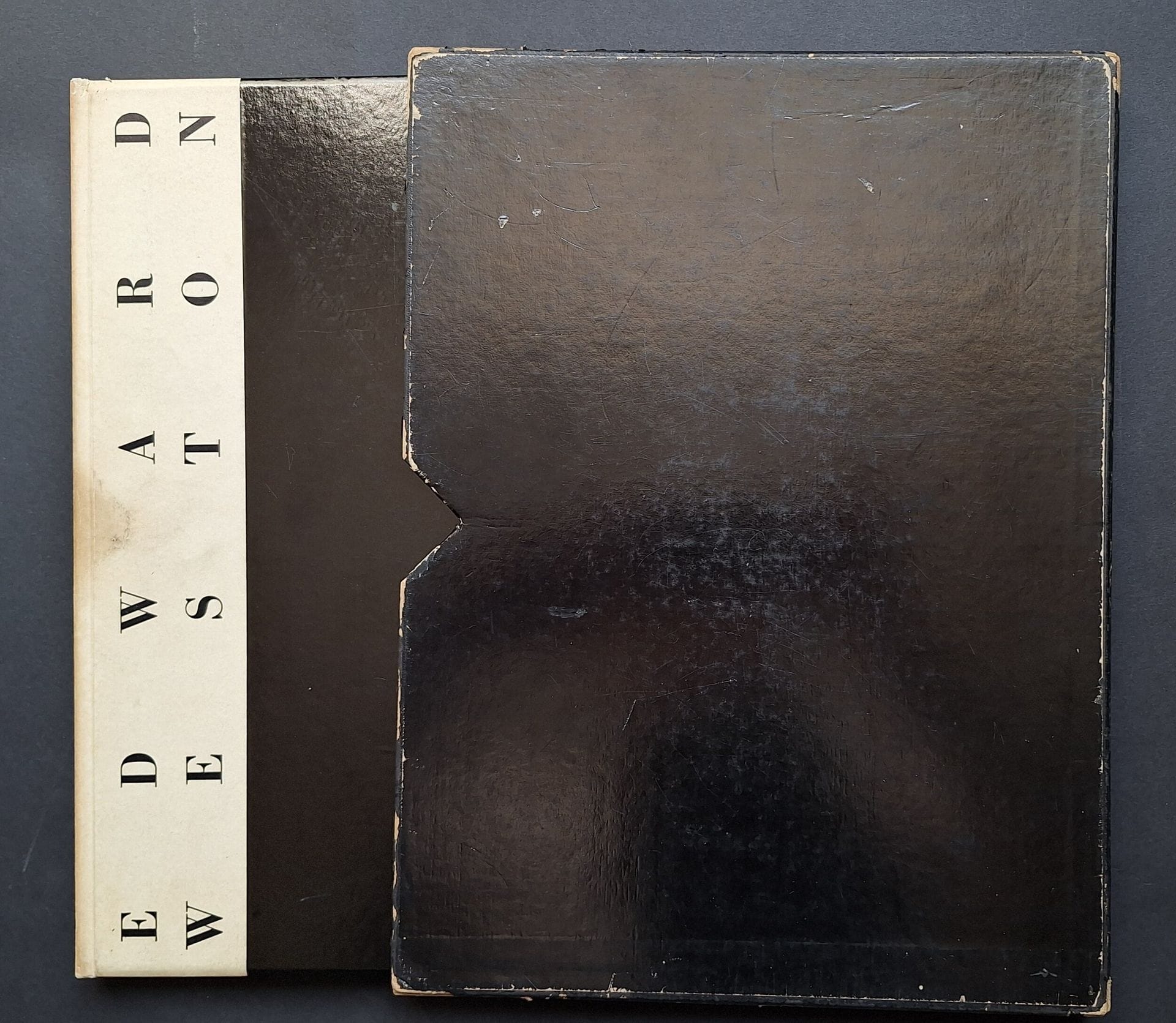 WESTON, EDWARD (1886-1958) [Signé]
The Art of Edward Weston. 
E. Weyhe, New York, 1932.
In-4 (34,5 x 26,5 cm). Édition originale, tirée à 550 exemplaires signés par Edward Weston au colophon. Exemplaire n° 94. Portrait d'Edward Weston par Brett Weston en frontispice (légères traces d'adhérences sur l'image). Textes de Merle Armitage, Charles Sheeler, Lincoln Steffens, Arthur Millier, Jean Charlot. 39 photographies d'Edward Weston reproduites à pleine page. Cartonnage épais noir et blanc avec titre en noir sous étui d'éditeur. Usures à l'étui.