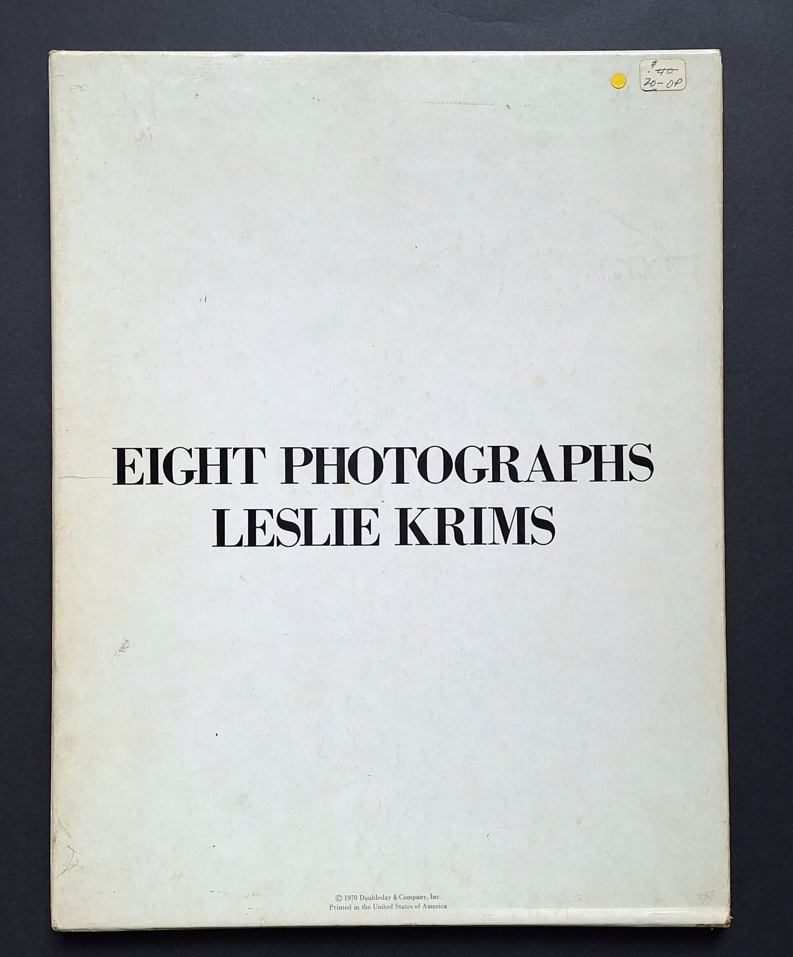 KRIMS, LES (1942)
Eight Photographs.
Doubleday & Company, Inc, 1970.
In-folio (37 x 28 cm). Édition originale. Une planche de texte et huit planches photographiques sous portefeuille et étui d'éditeur.