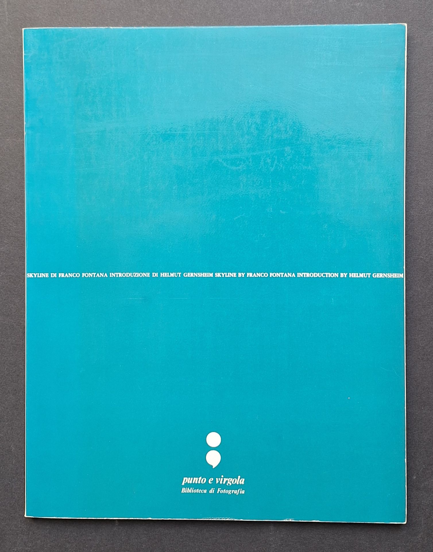 FONTANA, FRANCO (1933) [Dédicacé à Lucien Clergue]
Skyline. 
Punto e virgola, 1978.
In-4 (26 x 20 cm). Édition originale brochée, dédicacée à Lucien Clergue par Franco Fontana à Arles en 1978. Introduction d'Helmut Gernsheim. 80 pp. Couverture souple illustrée.