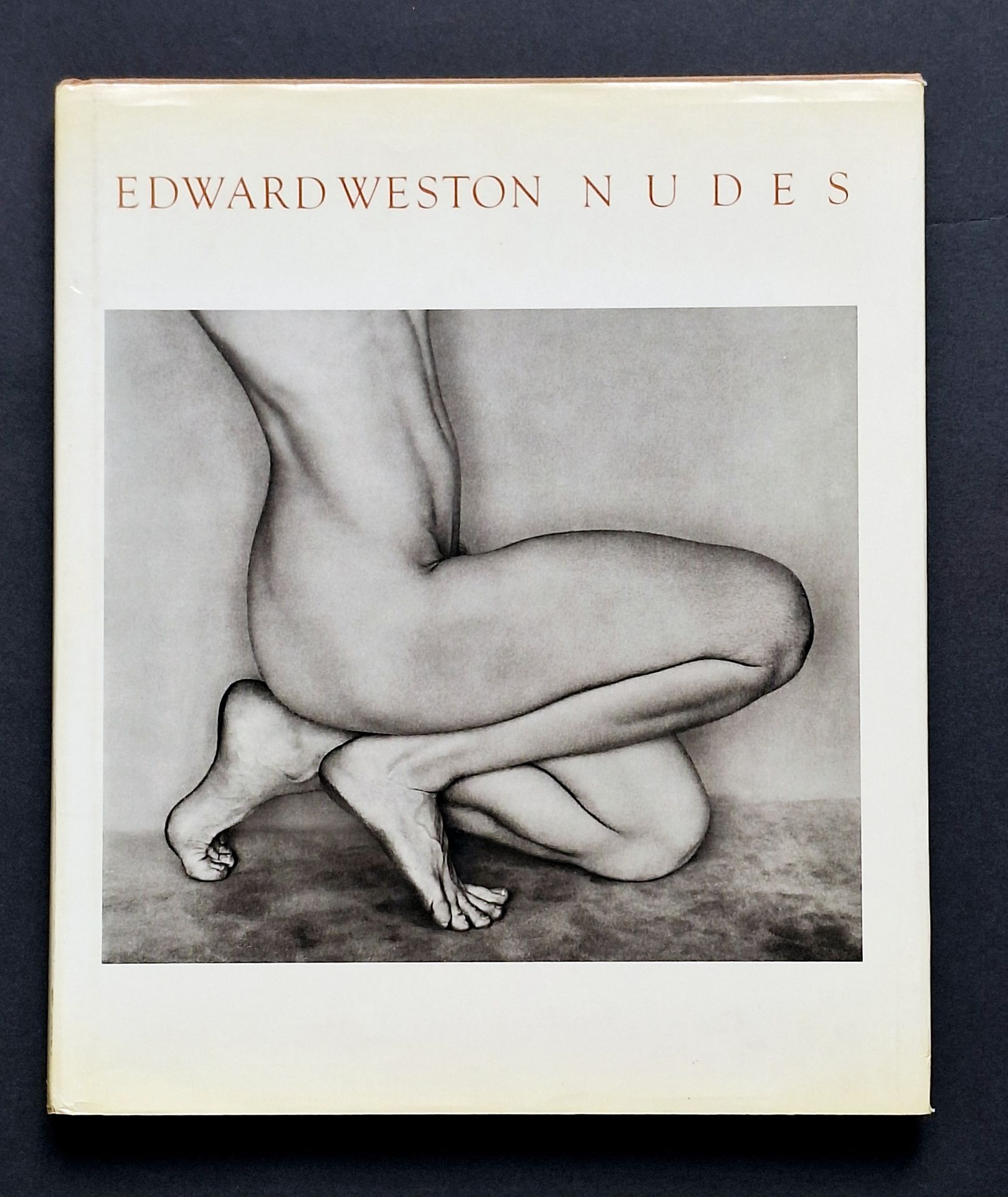 WESTON, EDWARD (1886-1958)
Nudes.
Aperture, 1977.
In-4 (29 x 25 cm). Édition originale. 120 pp. Cartonnage brun d'éditeur, titré en lettres dorées, sous jaquette illustrée. Ex-libris LC (Lucien Clergue) en page de garde.