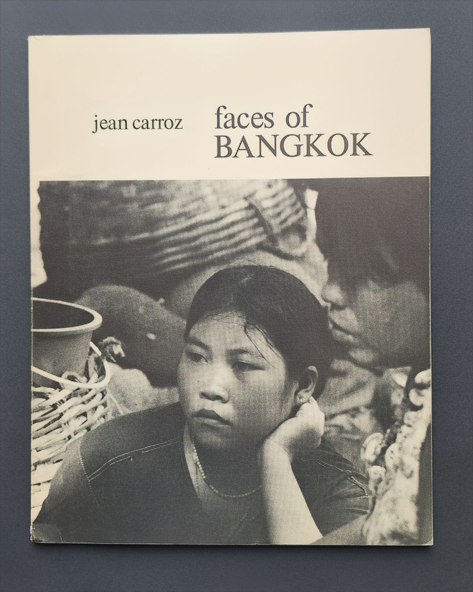 CARROZ, JEAN [Dédicacé à Lucien Clergue]
Faces of Bangkok.
Renaissance Verlag, Zurich, 1982.
In-4 (27 x 21 cm). Édition originale, dédicacée à Lucien Clergue par Jean Carroz. Couverture souple illustrée à grands rabats.