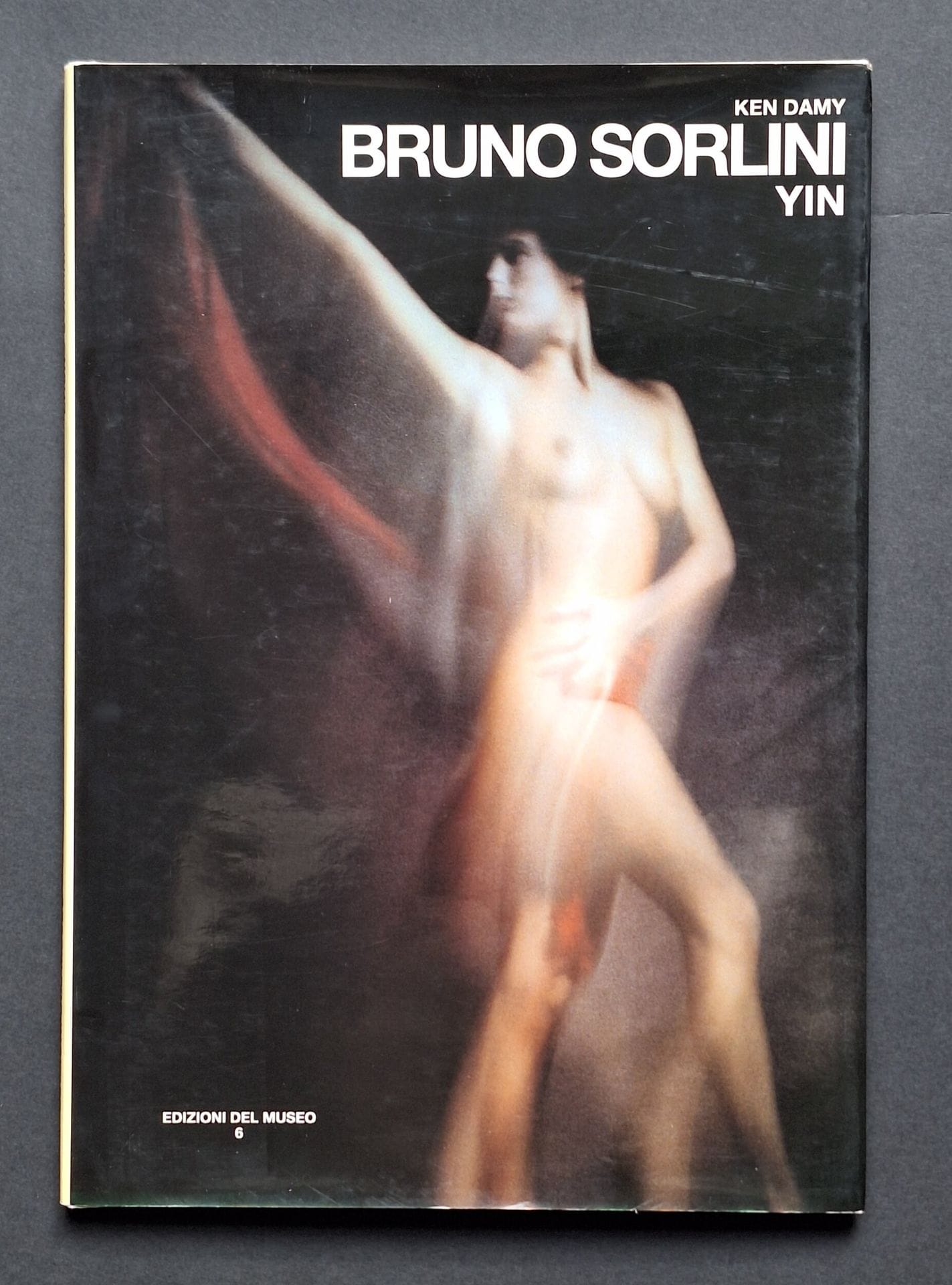 SORLINI, BRUNO [Dédicacé à Lucien Clergue]
Yin.
Edizioni del museo Ken Damy, s.d.
In-4 (34 x 23 cm). Édition originale, dédicacée à Lucien Clergue par Bruno Sorlini. Textes en anglais et en italien de Franco Fontana et Ken Damy. 40 pp. Relié avec jaquette.