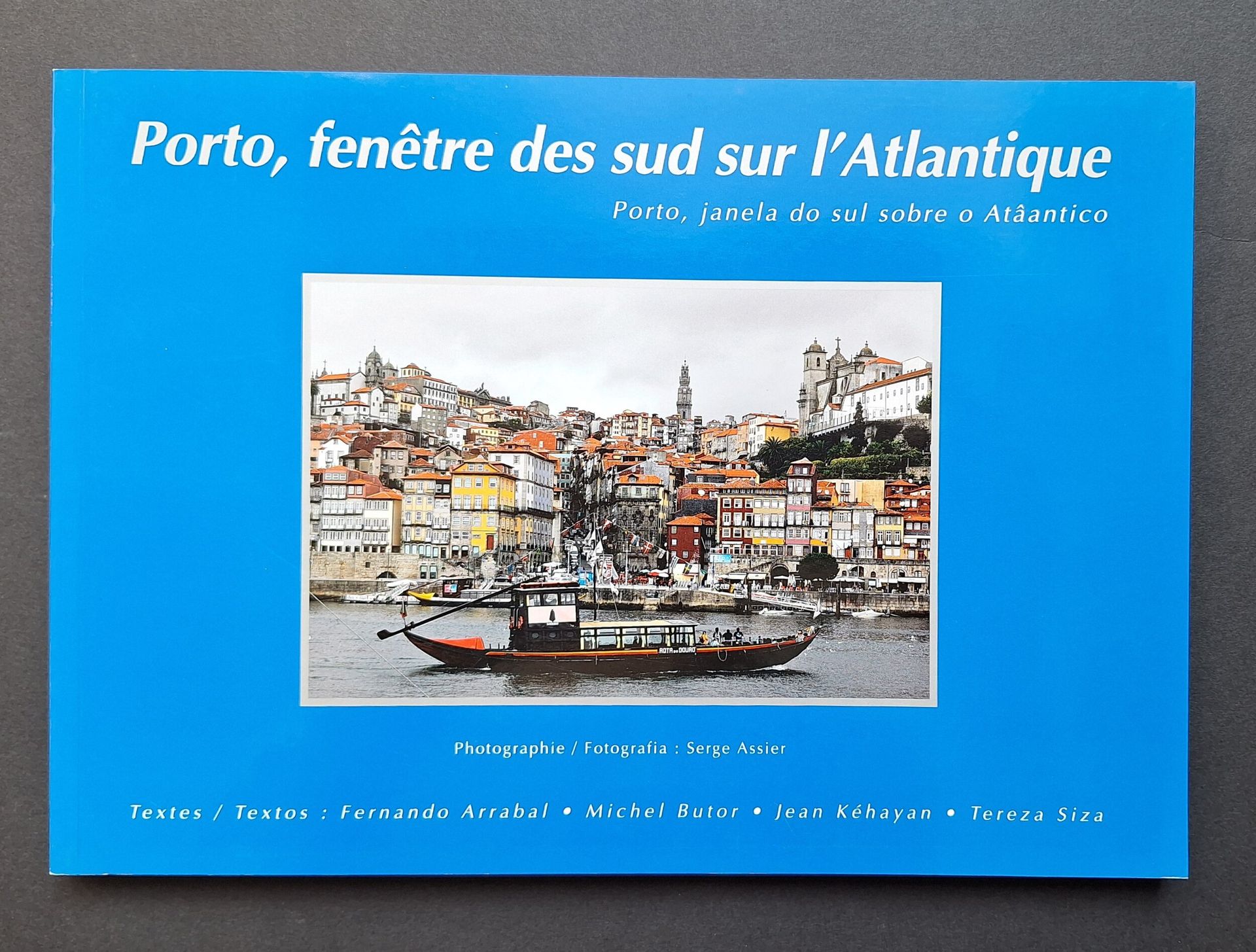ASSIER, SERGE (1946) [Dédicacé à Lucien Clergue]
Porto, fenêtre des sud sur l'Atlantique.
Autoédition, sans date.
In-4 oblong (21 x 30 cm). Édition originale brochée, dédicacée à Lucien Clergue par Serge Assier à Marseille en 2010. Textes bilingues portugais-français, par Fernando Arrabal, Michel Butor, Jean Kéhayan et Tereza Siza. 54 photographies reproduites en noir et blanc. Couverture souple illustrée.