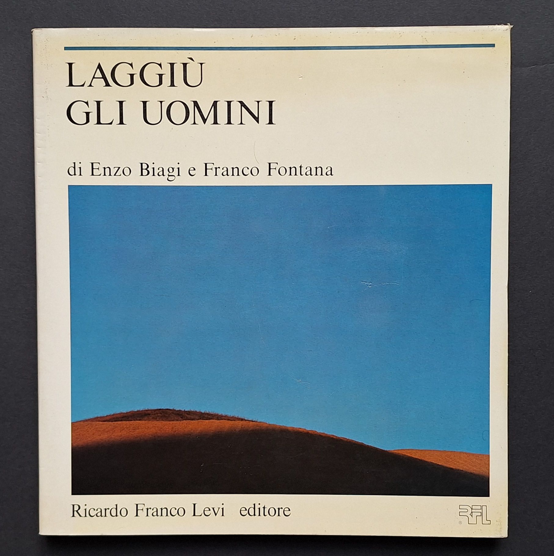 FONTANA, FRANCO (1933) [Dédicacé à Lucien Clergue]
Laggiù gli uomini di Enzo Biagi e Franco Fontana.
Ricardo Franco Levi editore, 1977.
In-4 (29 x 26,5 cm). Édition originale, dédicacée et signée par Franco Fontana à Lucien Clergue en 1977. 124 pp. Texte bilingue anglais-italien. Cartonnage d'éditeur titré en blanc, sous jaquette illustrée.