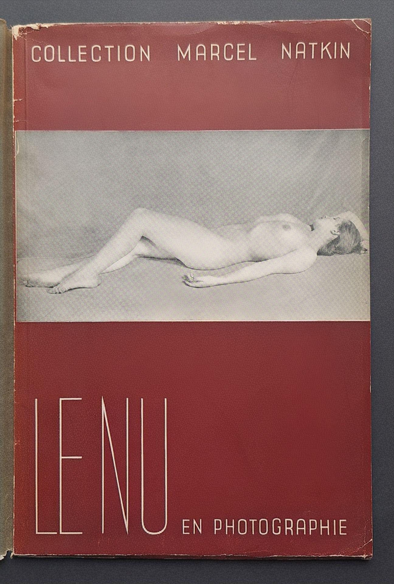 NATKIN, MARCEL (1904-1962)
Le Nu en photographie illustré par Albin-Guillot, Pierre Boucher, Man Ray, Roger Schall.
Paris, Editions Mana, 1937.
In-8 (27,5 x 18 cm). Édition brochée, 72 pp., 32 photographies en noir et blanc reproduites en héliogravure en pleine page, textes de Marcel Natkin sur l'histoire du nu dans la peinture et notes techniques sur les photographies. Couverture souple avec photographie en couverture. Post-i avec le tampon de Lucien Clergue en page de garde.