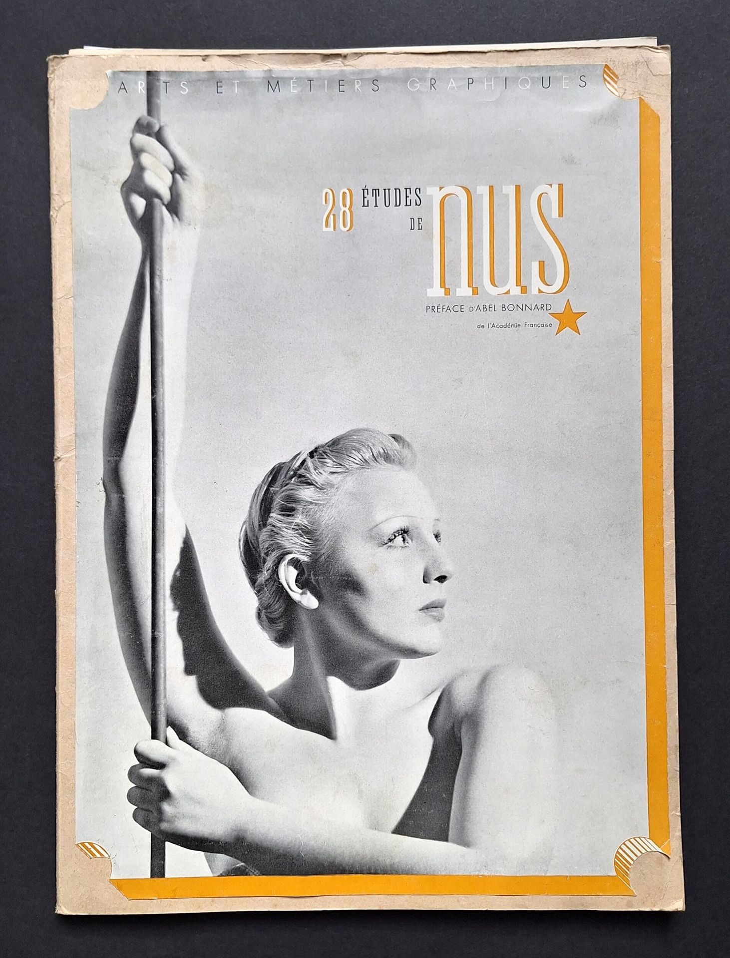 DUVAL, RÉMY (1907-1984)
28 nude studies.
Arts et Métiers Graphiques, Paris, 1936.
In-folio (37 x 26 cm). First edition, in plates, in wallet with illustrated plate on 1st board. 4 title pages, table of photographs and preface by Abel Bonnard; 4 pages of a poem by Rémy Duval, illustrated with 4 photographs in the text; 24 plates of photographs by Man Ray, Nora Dumas, Andreas Feiniger, Rémy Duval, Pierre Boucher, Sougez, Laure Albin Guillot, printed in heliogravure. A fine copy of this very fragile portfolio.