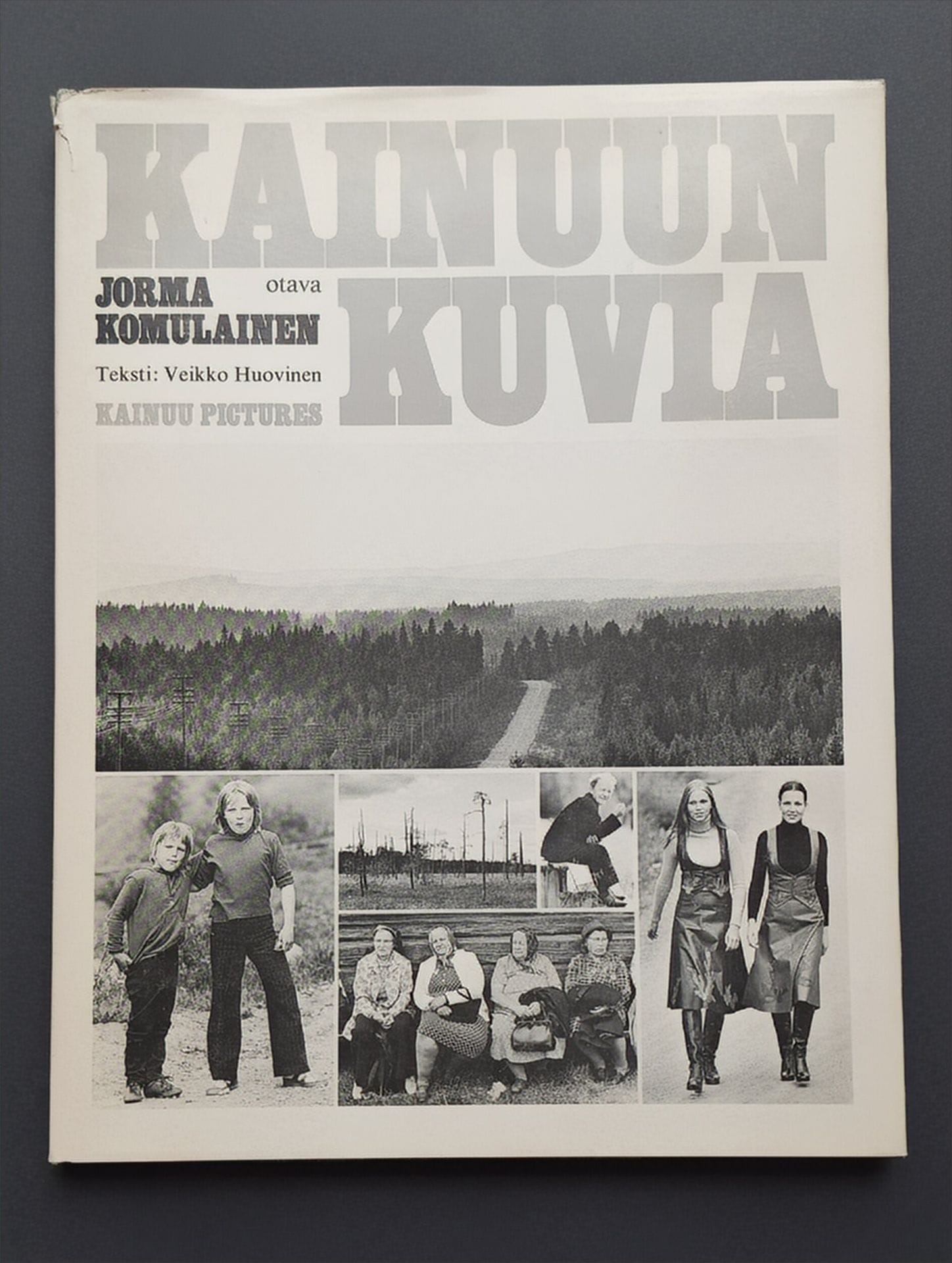 KOMULAINEN, JORMA (1947) [Dédicacé à Lucien Clergue]
Kainuun Kuvia.
Finlande, 1976.
In-4 (28 x 21 cm). Édition originale, dédicacée à Lucien Clergue par Jorma Komulainen en 1987. Tampon à sec de la succession Clergue, en page de garde. Texte de Veikko Huovinen. 112 pages. Reliure en tissu illustrée et titrée sous jaquette d'éditeur (déchirure).
