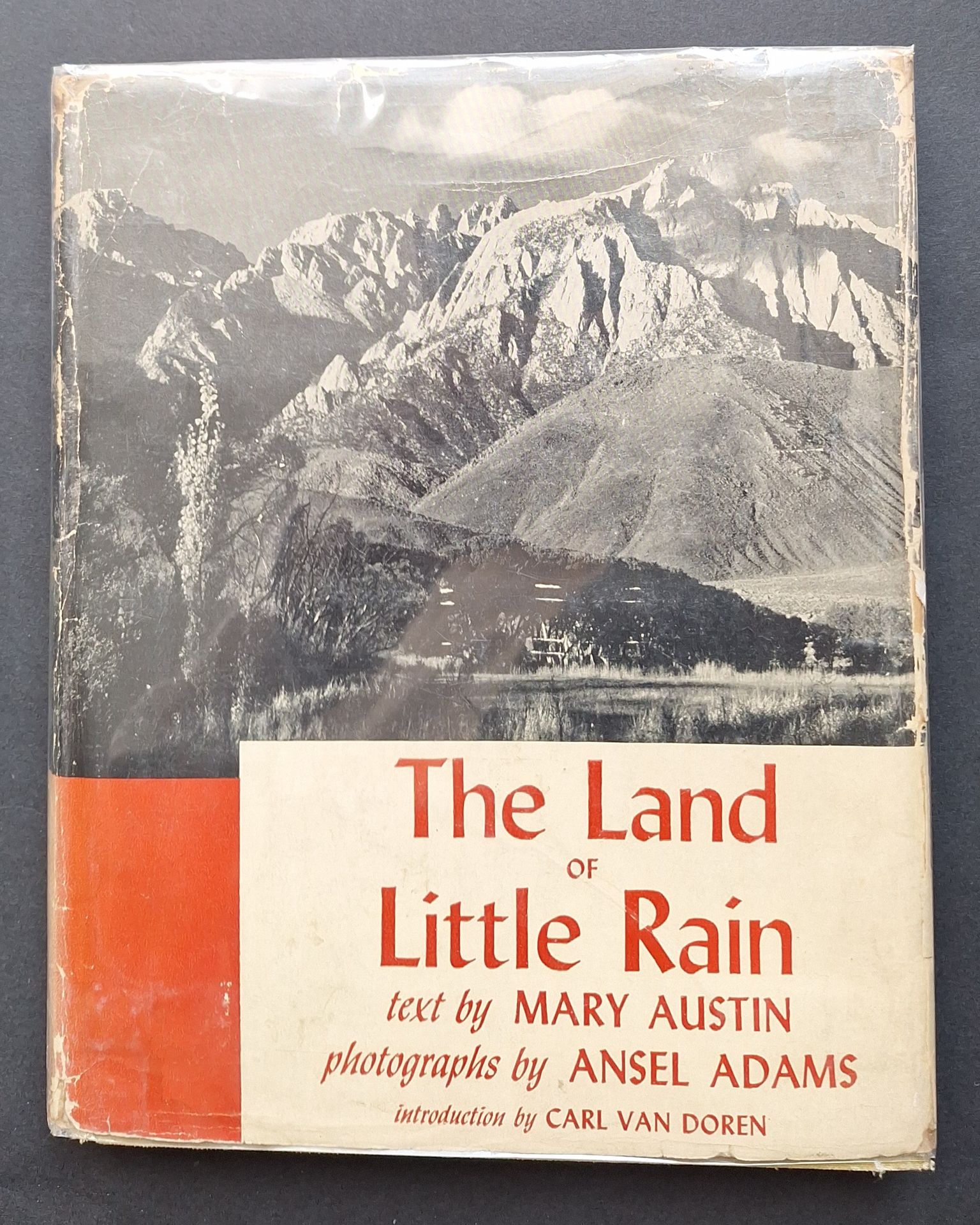 ADAMS, ANSEL (1902-1984) 
The Land of Little Rain.
Houghton Mifflin Company, Boston, 1950.
In-4 (26 x 20 cm). Édition originale. Texte de Mary Austin. Introduction de Carl van Doren. Photographies d'Ansel Adams. 132 pp. Reliure en tissu jaune, sous jaquette illustrée (usures).