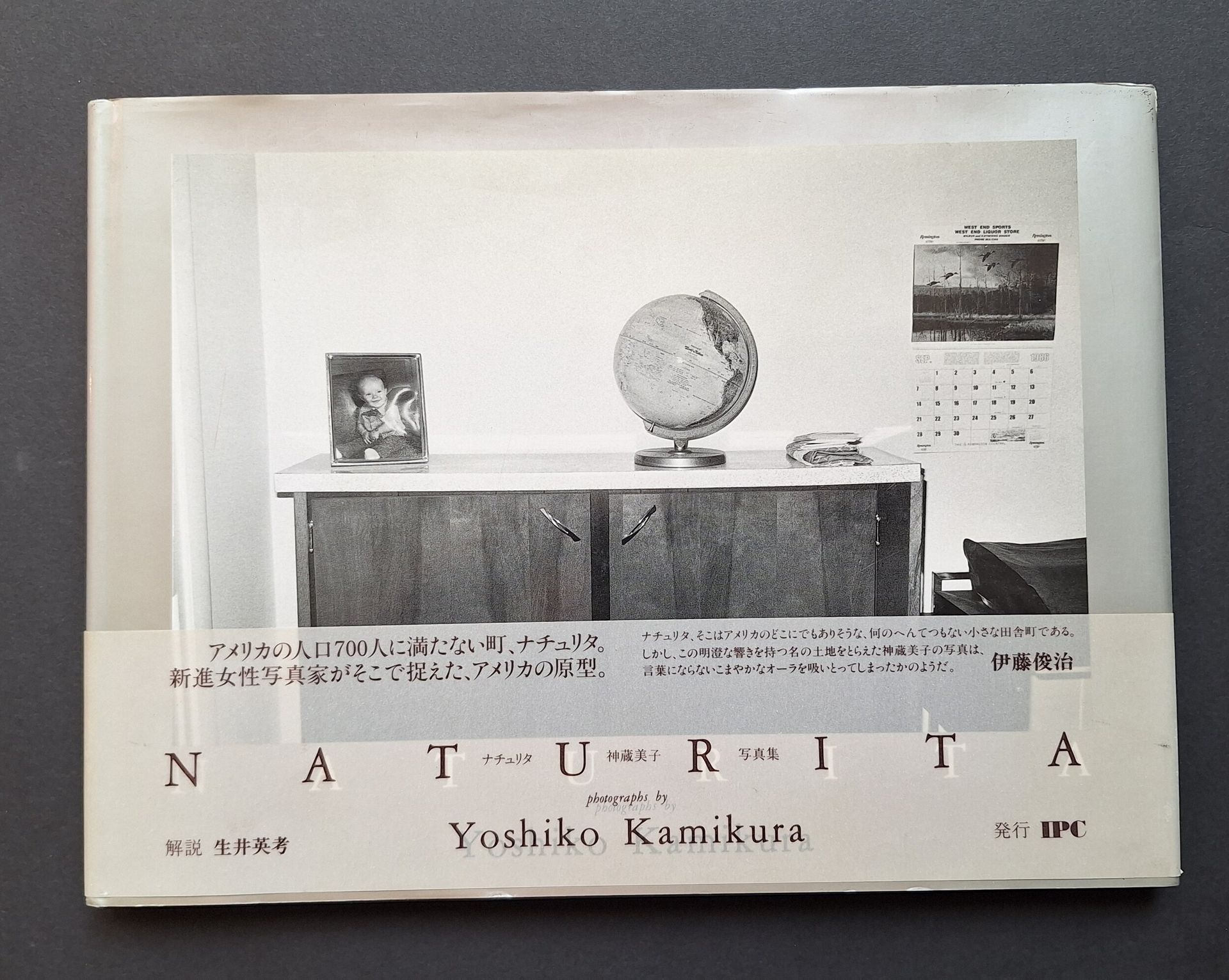 KAMIKURA, YOSHIKO (1959) [Dédicacé à Lucien Clergue]
Naturita.
Inter Press Corporation, Tokyo, 1990.
In-4 oblong (22 x 29 cm). Édition originale, dédicacée à Lucien Clergue par Yoshiko Kamikura en 1990. Texte en japonais et anglais. Relié sous jaquette illustrée et bandeau d'éditeur titré conservé.
