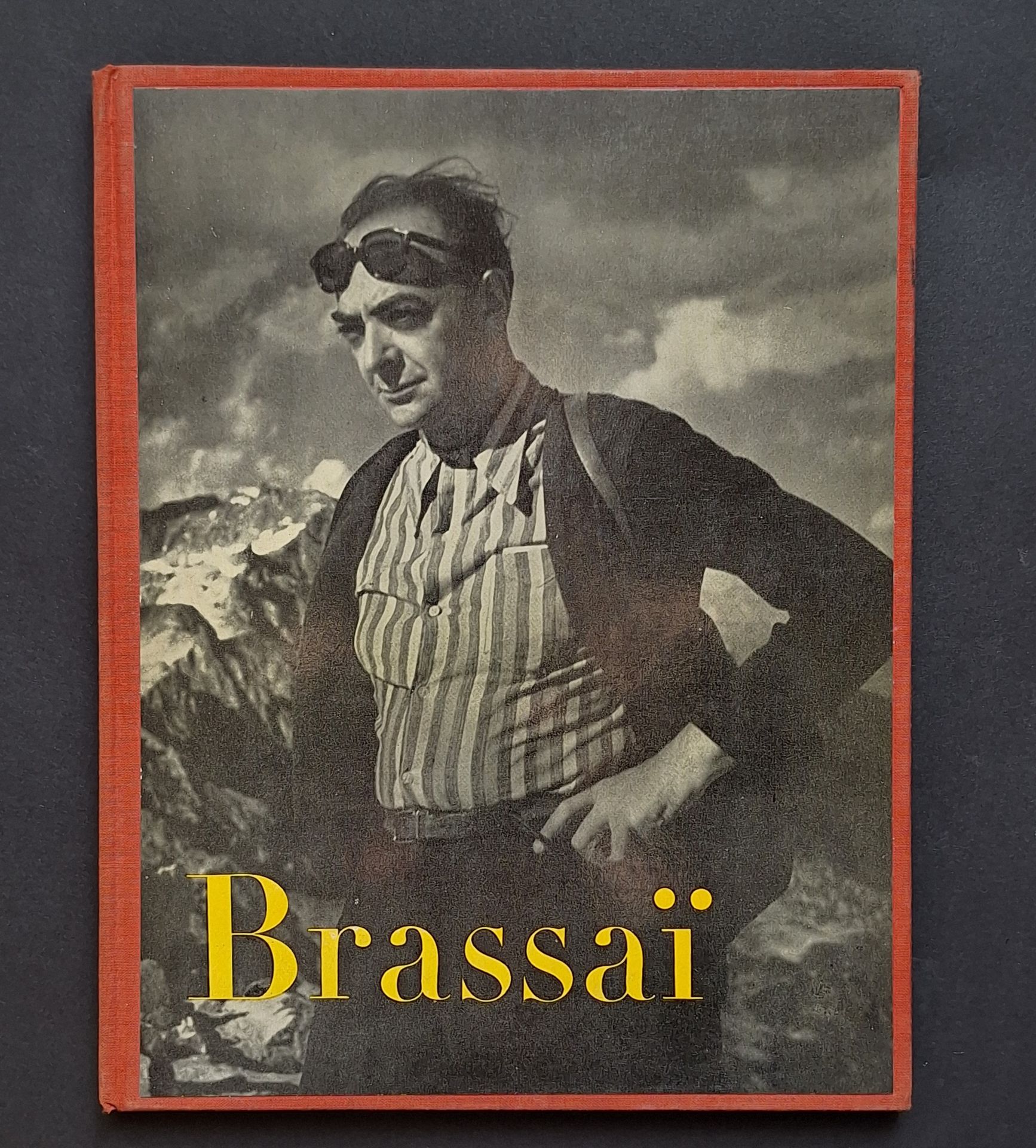 BRASSAÏ (GYULA HALÀSZ, DIT) (1899-1984)
Brassaï.
Neuf, Paris, 1952.
In-4 (27,5 x 21,5 cm). Édition originale. Texte d'Henry Miller. Cartonnage d'éditeur avec couverture illustrée. Post-it avec tampon de Lucien Clergue en page de garde.