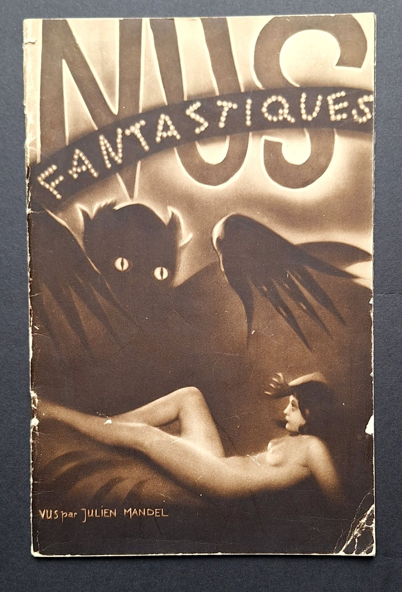 MANDEL, JULIEN (1872-1935)
Nus fantastiques vus par Julien Mandel.
Paris Art Éditions, Paris, 1932.
In-8 (27,3 x 17,5 cm). Édition originale, brochée. 32 photographies sépia imprimées en héliogravure. Post-it avec tampon de Lucien Clergue en page de garde. Couverture souple illustrée d'un photomontage (usures).