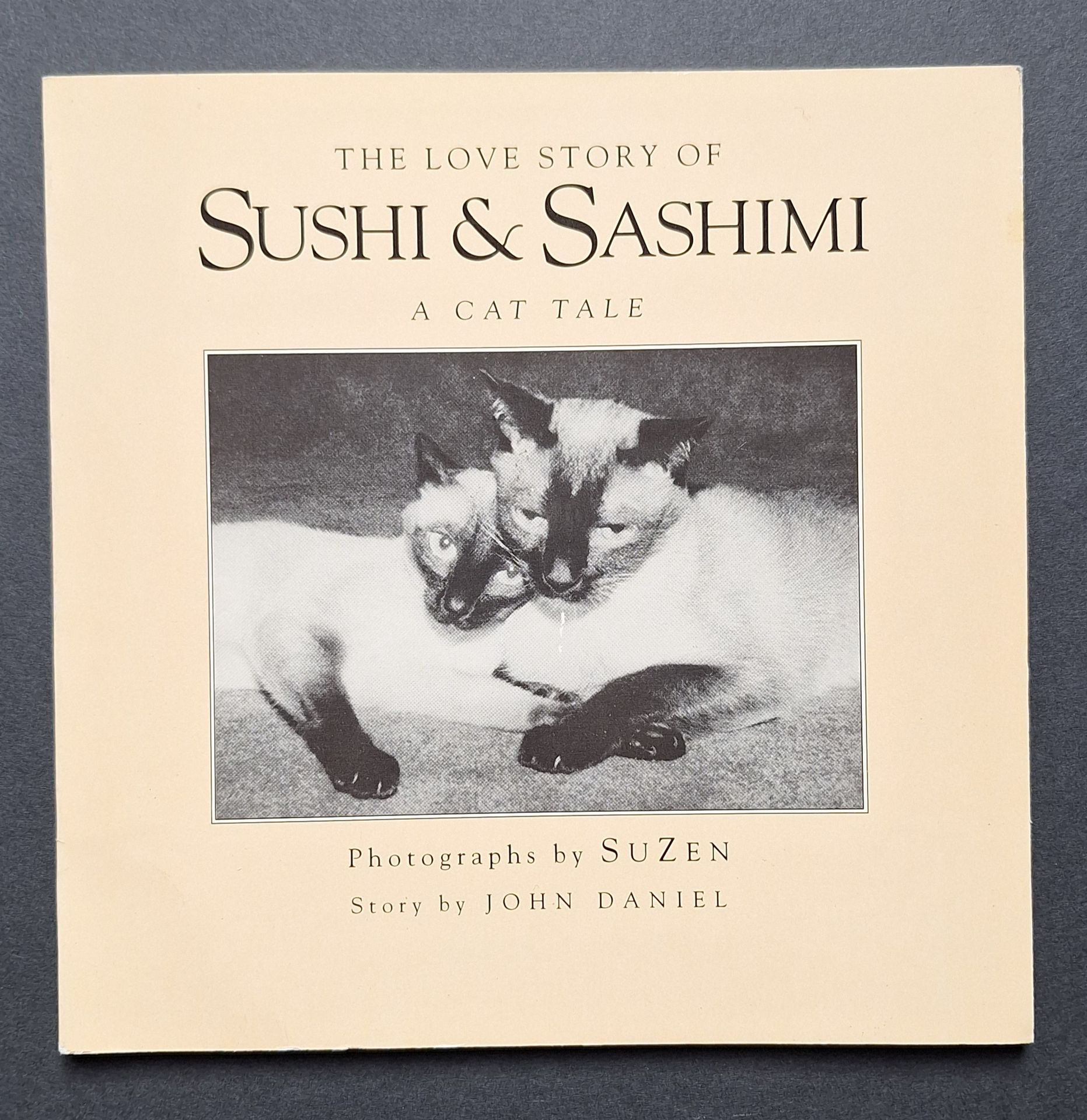 SUZEN [Dédicacé à Lucien Clergue]
The Love Story of Sushi & Sashimi. A Cat Tale.
Capra Press, Santa Barbara, 1990.
In-8 (18,5 x 18,5 cm). Édition originale brochée, dédicacée par SuZen à Lucien Clergue en 2000. Texte de John Daniel. 64 pp. Couverture souple illustrée.