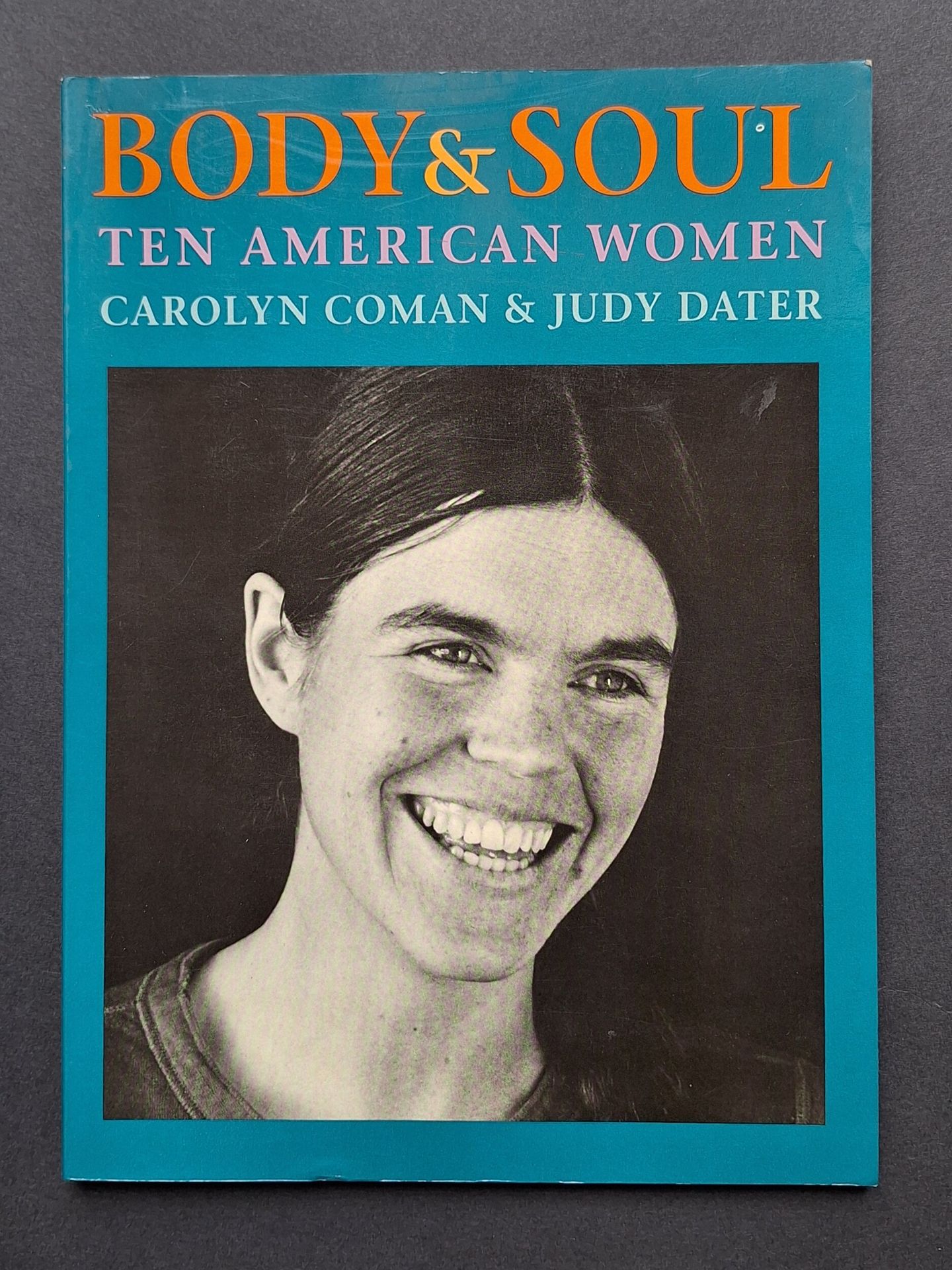 DATER, JULY (1941) [Dédicacé à Lucien Clergue]
Body & Soul.
Ten American Women.
Hill & Company Publishers, Boston, 1988.
In-4 (27 x 20 cm). Édition originale brochée, dédicacée à Lucien Clergue par Judy Dater. Introduction de Carolyn Coman. 136 pp. Couverture souple.