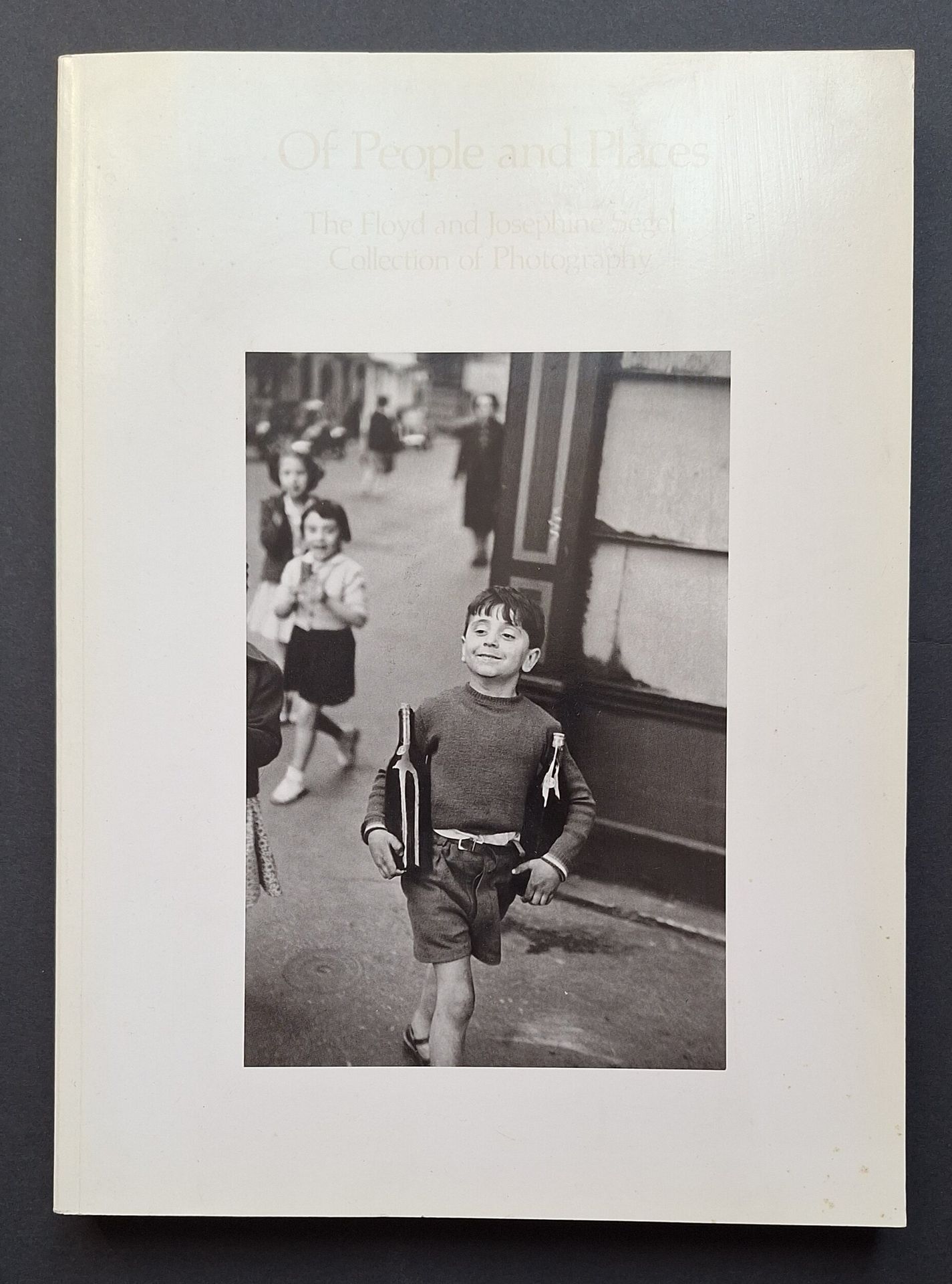 SEGEL, FLOYD [Dédicacé à Lucien Clergue]
Of People and Places.
The Floyd and Josephine Segel Collection of Photographs.
Milwaukee Art Museum, 1987.
In-4 (30 x 22 cm). Édition originale brochée, dédicacée à Lucien Clergue par Floyd Segel en 1988. 272 pp. Couverture souple.