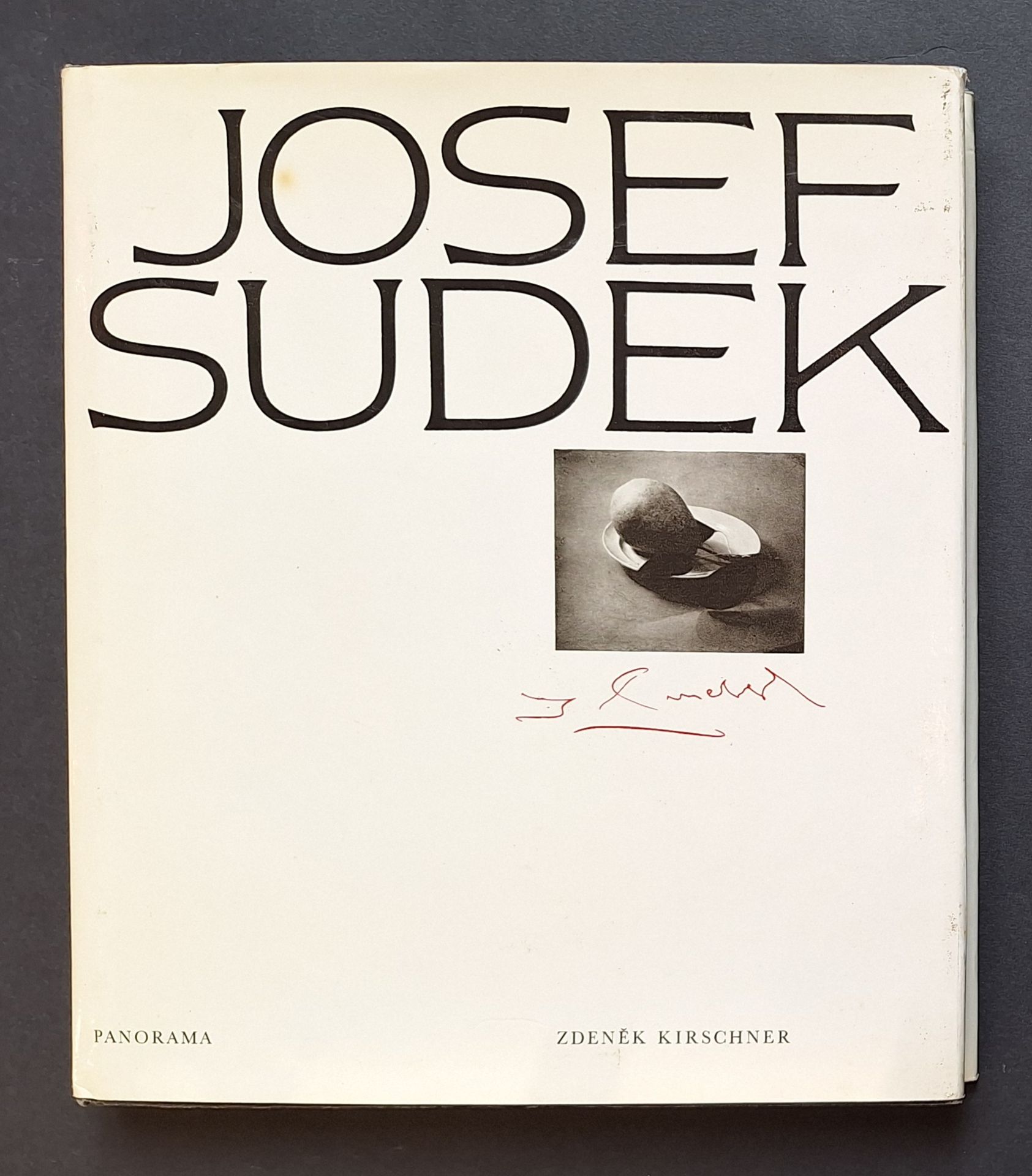 SUDEK, JOSEF (1896-1976)
Josef Sudek.
Panorama, 1982.
In-4 (28 x 24 cm). Édition originale. 157 photographies reproduites. Fac-similé de signature de Sudek imprimée en page de titre. Cartonnage noir sous jaquette illustrée.