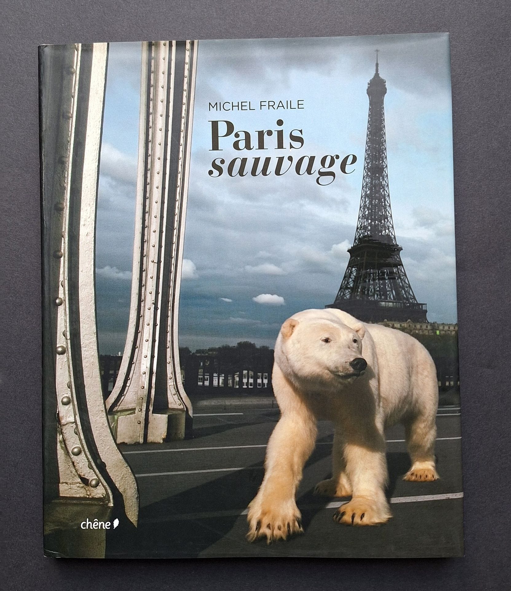 FRAILE, MICHEL [Dédicacé à Lucien Clergue]
Paris sauvage.
Chêne, 2010.
In-4 (26 x 20 cm). Édition originale, dédicacée à Lucien Clergue par Michel Fraile en 2010. 128 pp. Texte bilingue. Relié avec jaquette.