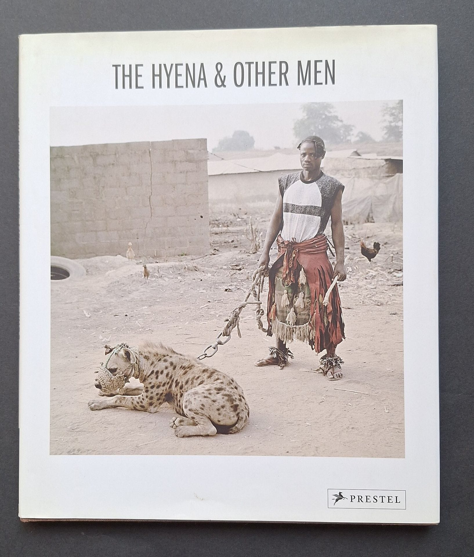 HUGO, PIETER (1976) [Signé]
The hyena & other men.
Prestel Verlag, 2008.
In-4 (29 x 25 cm). Troisième impression de 2008, signée par Pieter Hugo en 2008. Cartonnage d'éditeur sous jaquette illustrée.