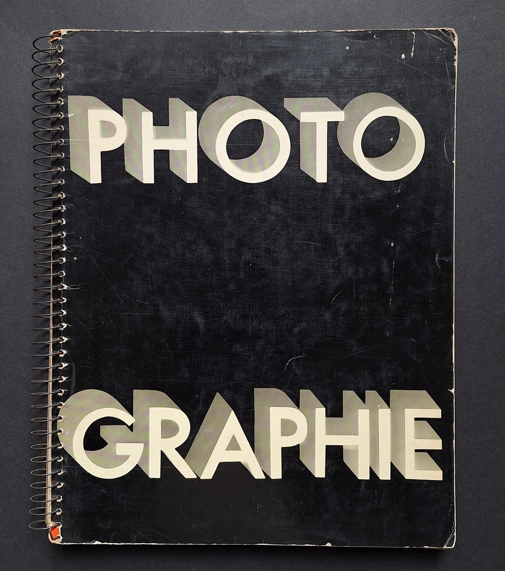 ARTS ET MÉTIERS GRAPHIQUES
PHOTOGRAPHIE 1930.
AMG, 1930.
In-4 (31 x 24 cm). Édition originale. 130 photographies imprimées en héliogravure, dont Tabard, Kertesz, Sougez, Parry, Lorelle, Steichen, Moholy-Nagy, Albin-Guillot, e.a. Reliure à spirale d'éditeur.