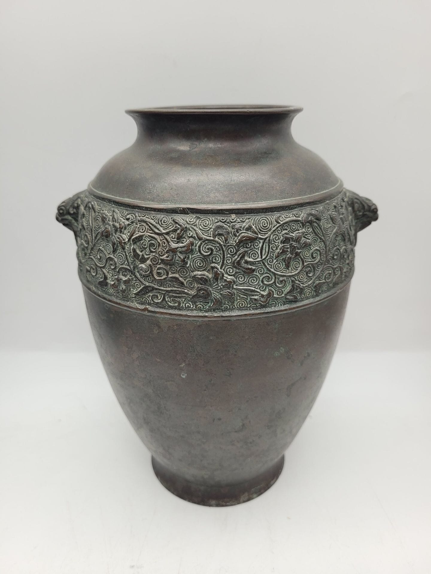 Vase en bronze à patine brune, Japon, fin XIXe siècle
A décor à l'épaulement de frise de rinceaux de lotus. Deux petites anses.
Hauteur : 23 cm