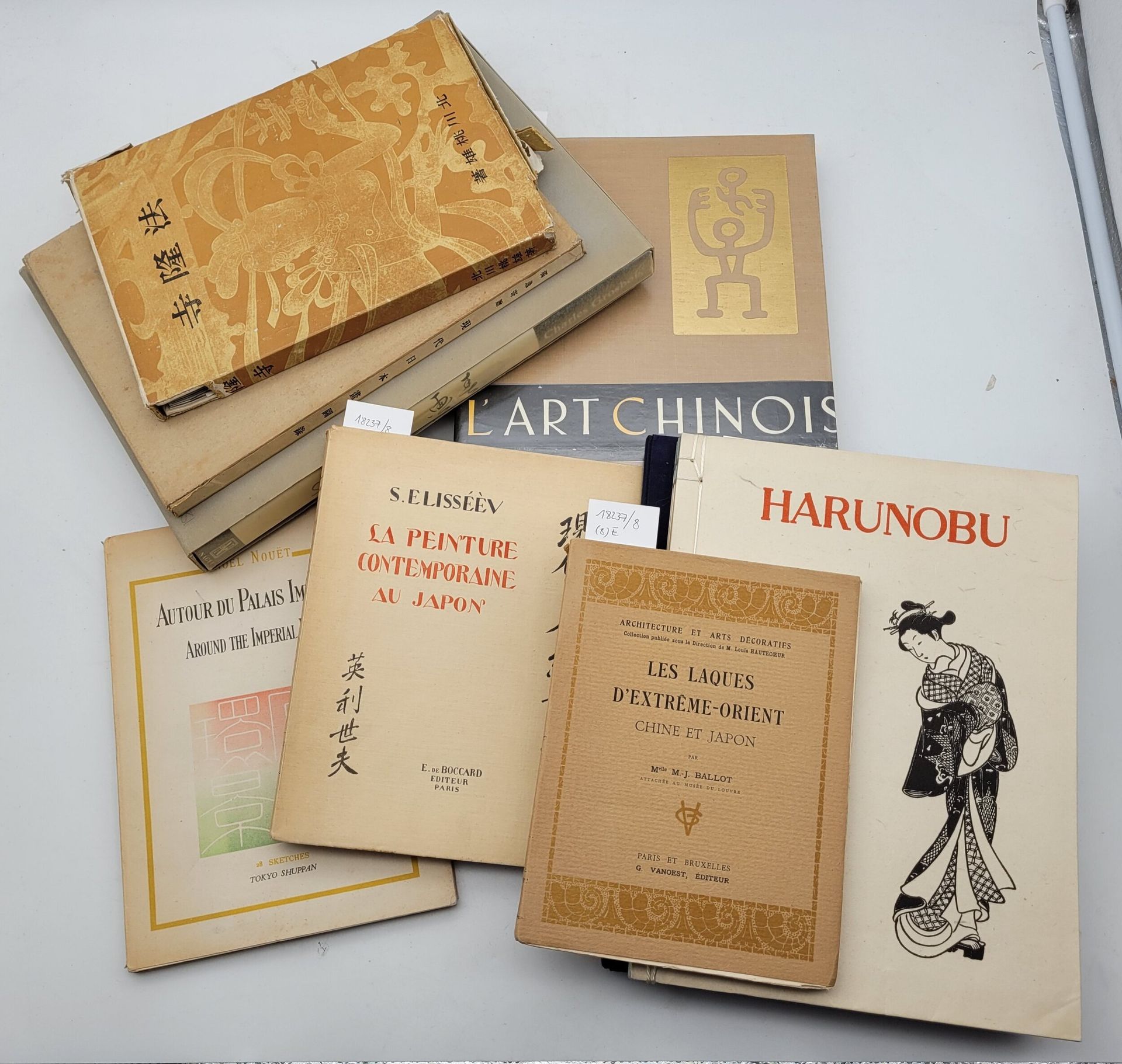 8 huit livres sur l'art chinois et japonais
- HAJEK L., l'Art chinois, photographies par W. Forman, ed. Artia, 1954
- NOUËT N., Autour du palais impérial, ed. Tokioshuppan, 1947
- ELISSÉÈV S., la Peinture contemporaine au Japon, ed. E. de Boccard, Paris, 1923
- BALLOT M.-J., les Laques d'Extrême-Orient - Chine et Japon, ed. G. Vanoest, 1927
- GROSBOIS C., l'Art et lAmour au Japon - Shunga, ed Nagel, (s.d.)
- NOGUCHI Y., Harunobu, ed. Kegan Paul Trench Trubner and Company, Yoshikawa, 1940
- Catalogue de peintures japonaises, en japonais
- Publication en japonais sur le temple Ryuho