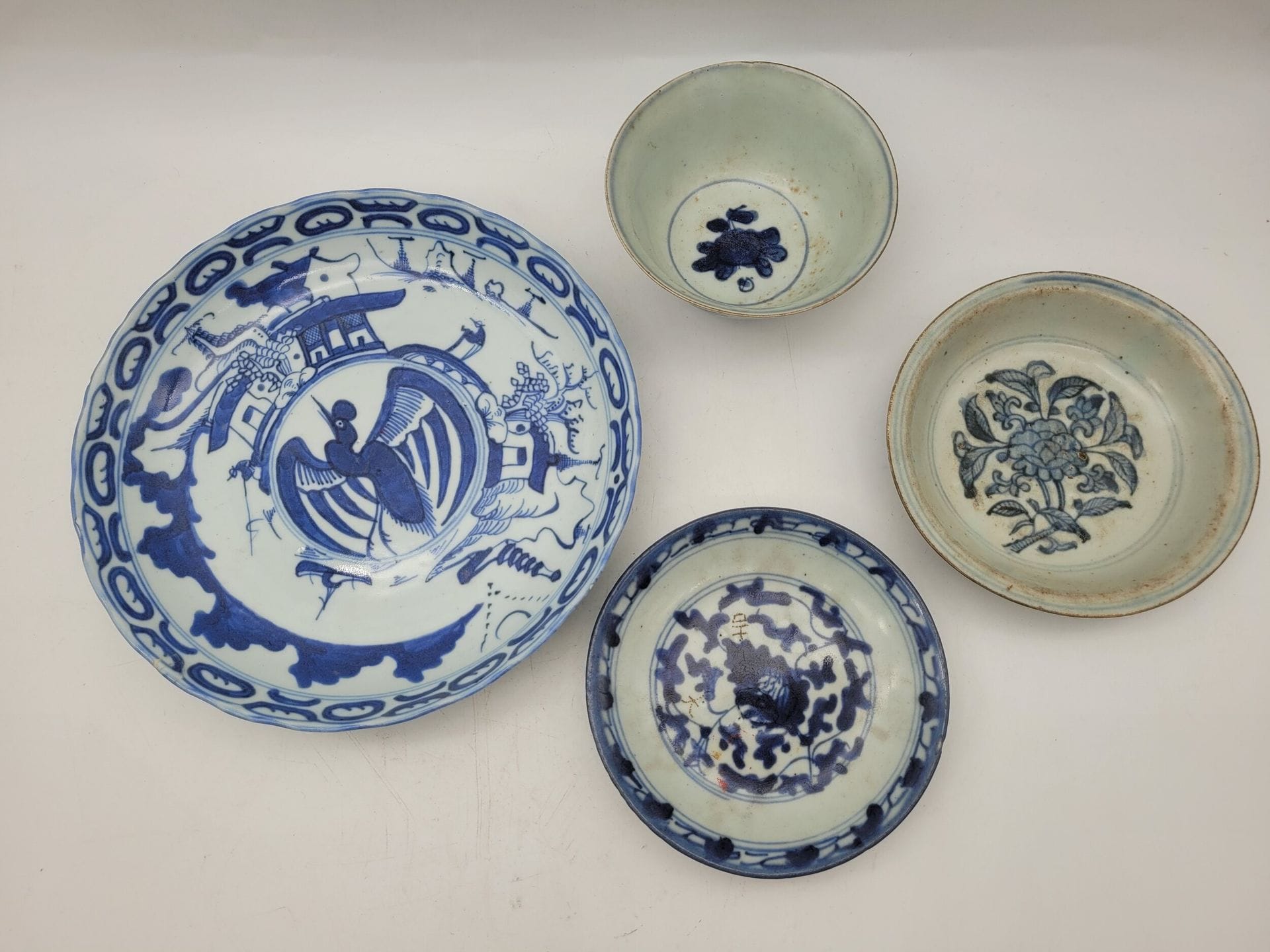 4 porcelaines à décor bleu blanc, Chine pour Vietnam, XIXe-XXe siècle
Dont : 
- 1 assiette à décor central d'oiseau
- 2 coupelles à décor de rinceaux
- 1 bol à décor végétal
Dim. : de 12,2 à 23,3 cm
Accidents.
