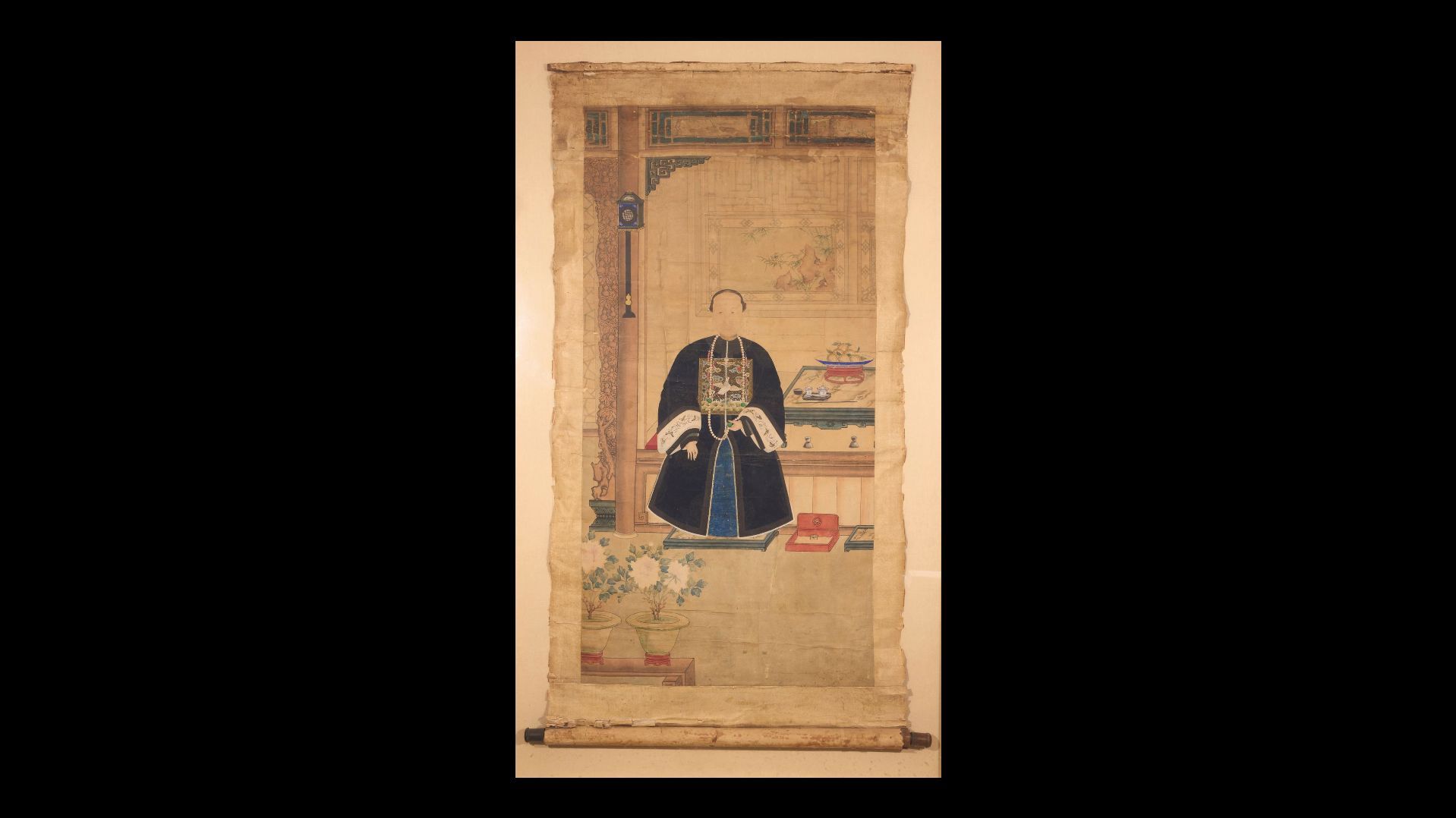 École chinoise, vers 1900
Femme de fonctionnaire du cinquième rang civil assise dans un pavillon
Encre et couleurs sur papier.
Dim. à vue : 125 x 63 cm
Encadrée sous verre.
(nombreux pliures, accidents et restaurations)