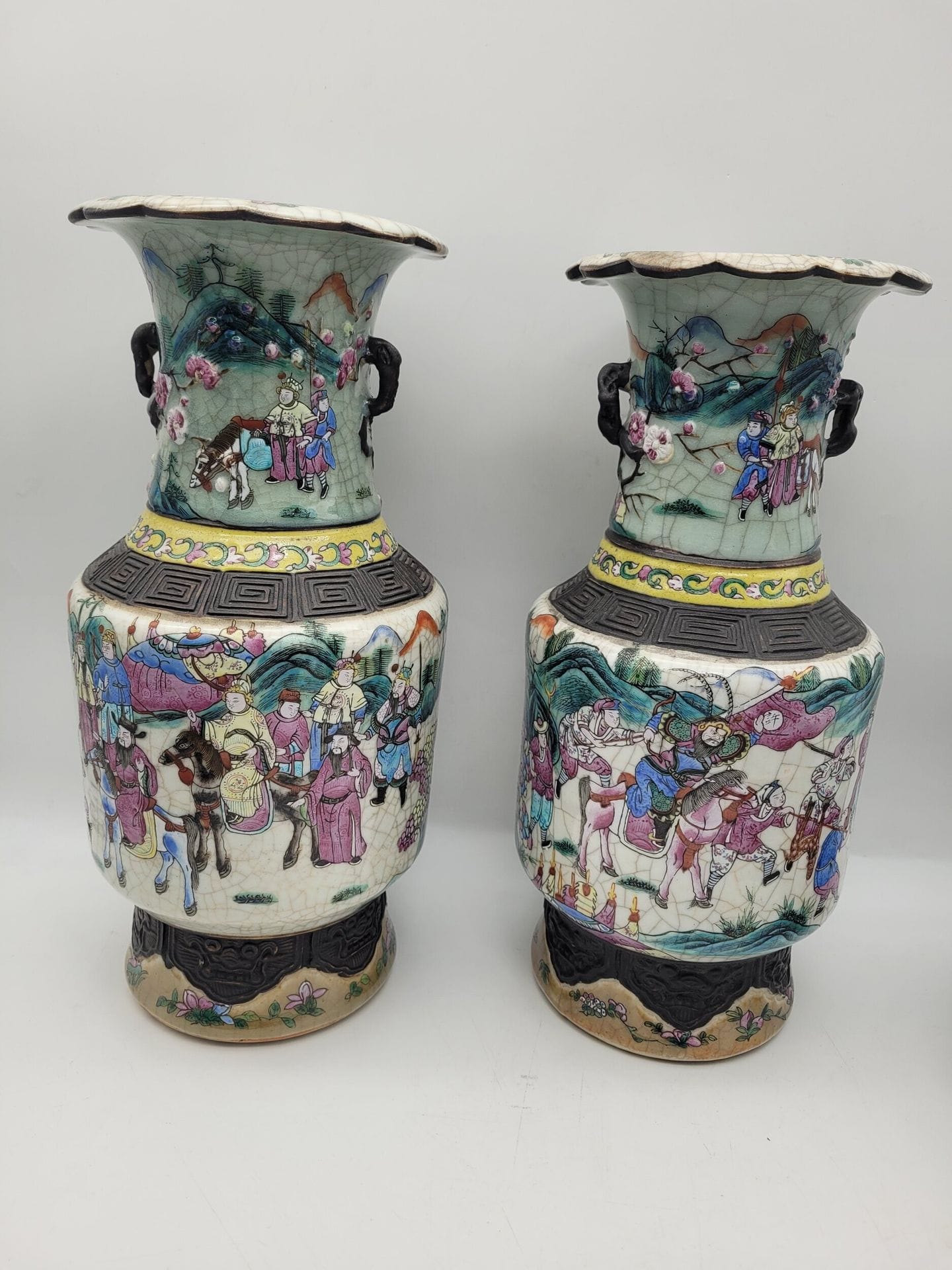 Paire de vases en porcelaine, Chine, Nankin, XXe siècle
A décor polychrome sur fond craquelé d'une scène de scène de chasse.
Hauteur : 35,5 et 36 cm