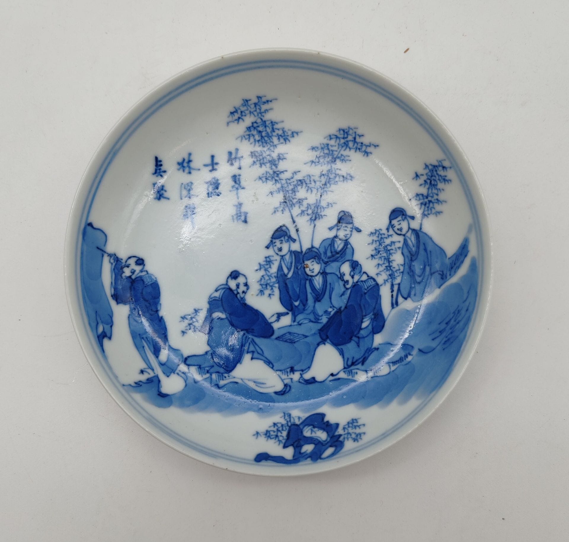 Blue-white porcelain dish, China for Vietnam (Hue blue), 19th century
Decorated with scholars in a landscape of rocks and bamboo, and calligraphy.
Diameter: 13 cm