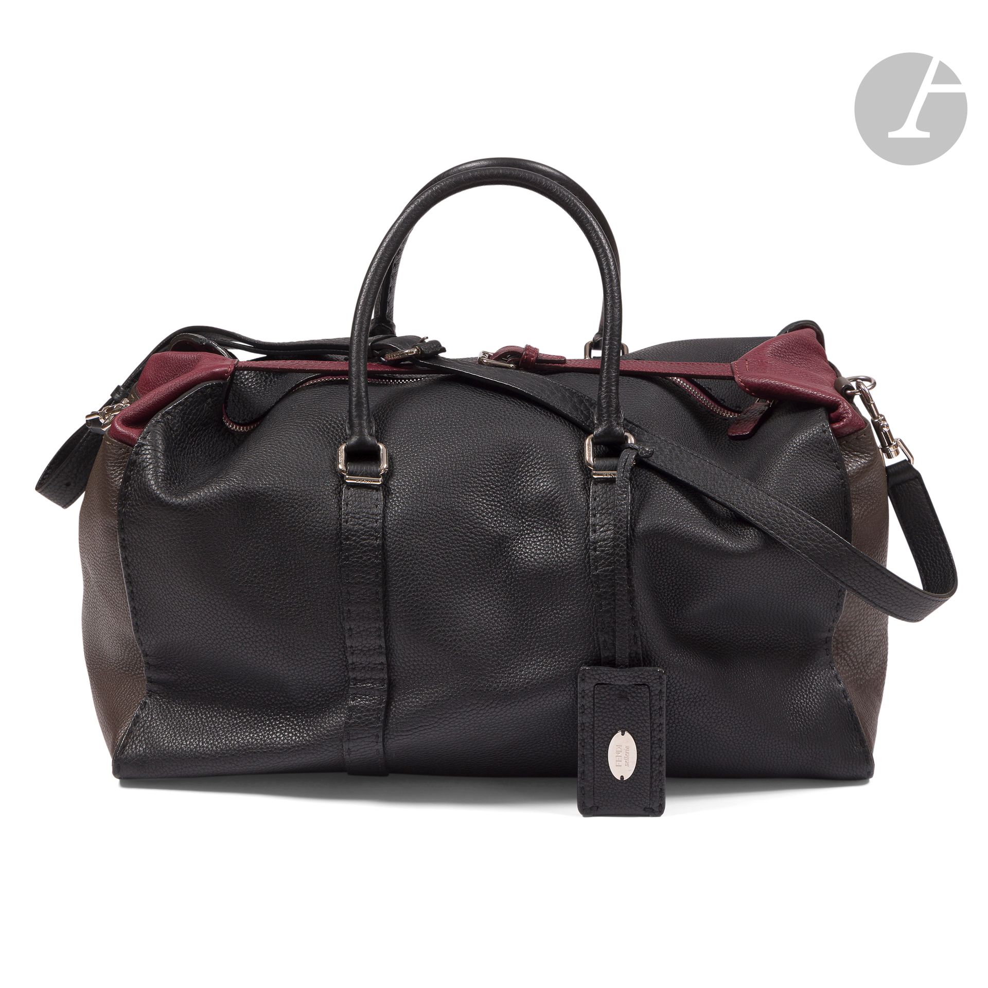 FENDI Selleria Série limitée
Sac weekend en cuir grainé tricolore noir marron et bordeaux, bandoulière et porte-nom. 50 x 26 x 24 cm (quelques petites taches)