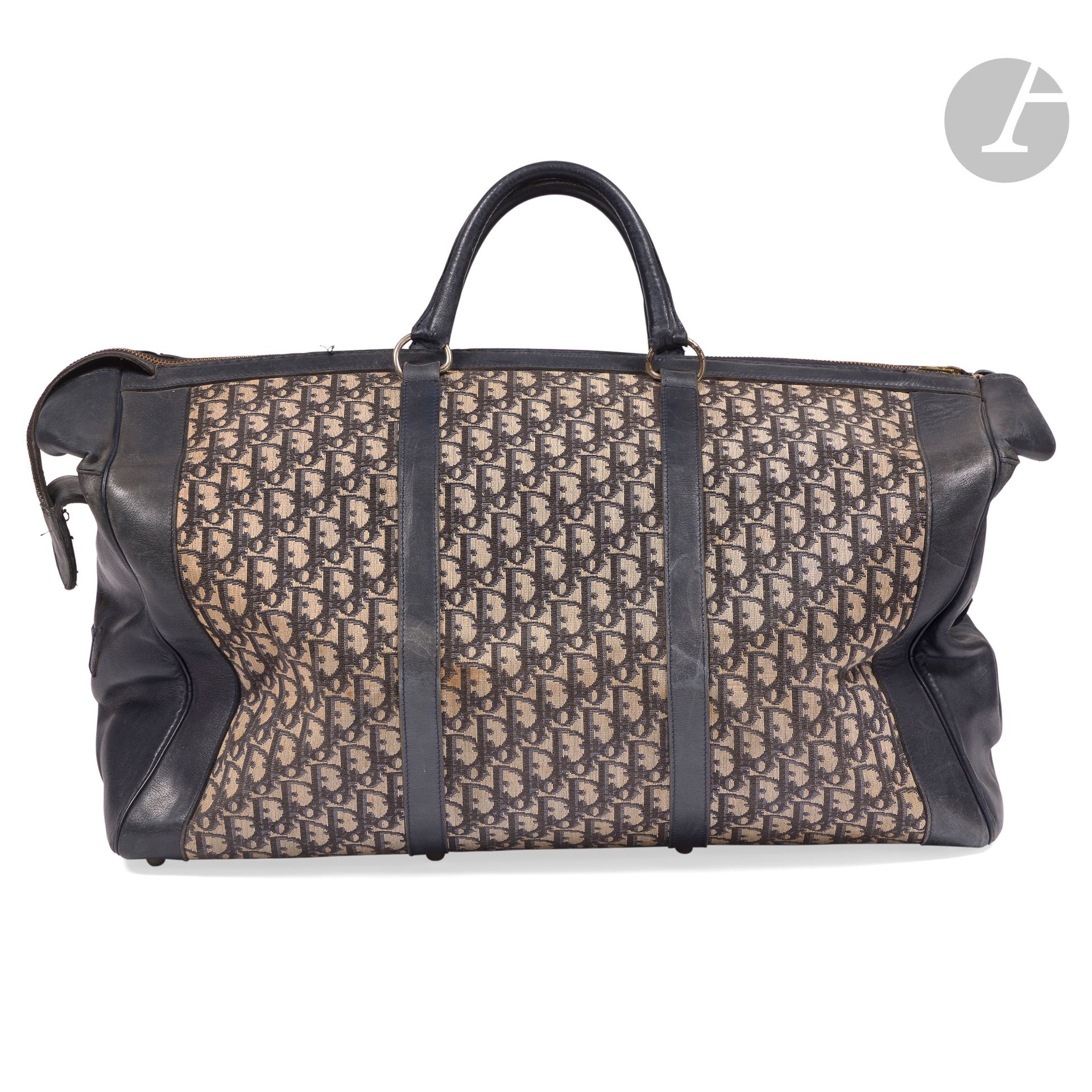 CHRISTIAN DIOR
Travel bag in Oblique canvas and navy leather, small leather sides. 55 x 38 x 25 cm
(wear and stains)